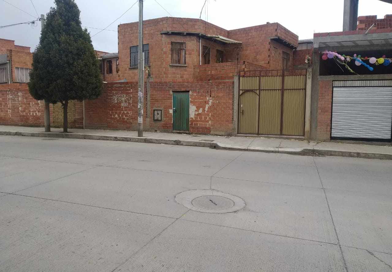 Casa Av. Pucarani, zona ballivian a una cuadra feria de autos (av. La Paz) Foto 1