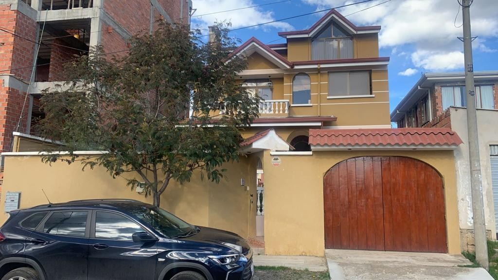 Casa en Achumani en La Paz 4 dormitorios 5 baños 3 parqueos Foto 1