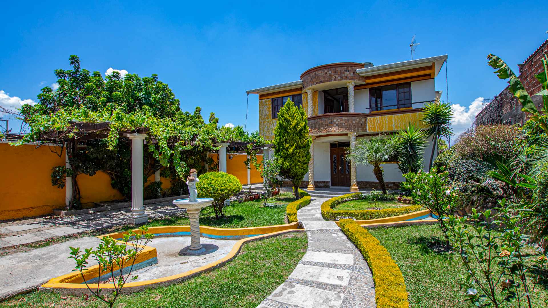 Casa en Colcapirhua en Cochabamba 4 dormitorios 3 baños 2 parqueos Foto 4