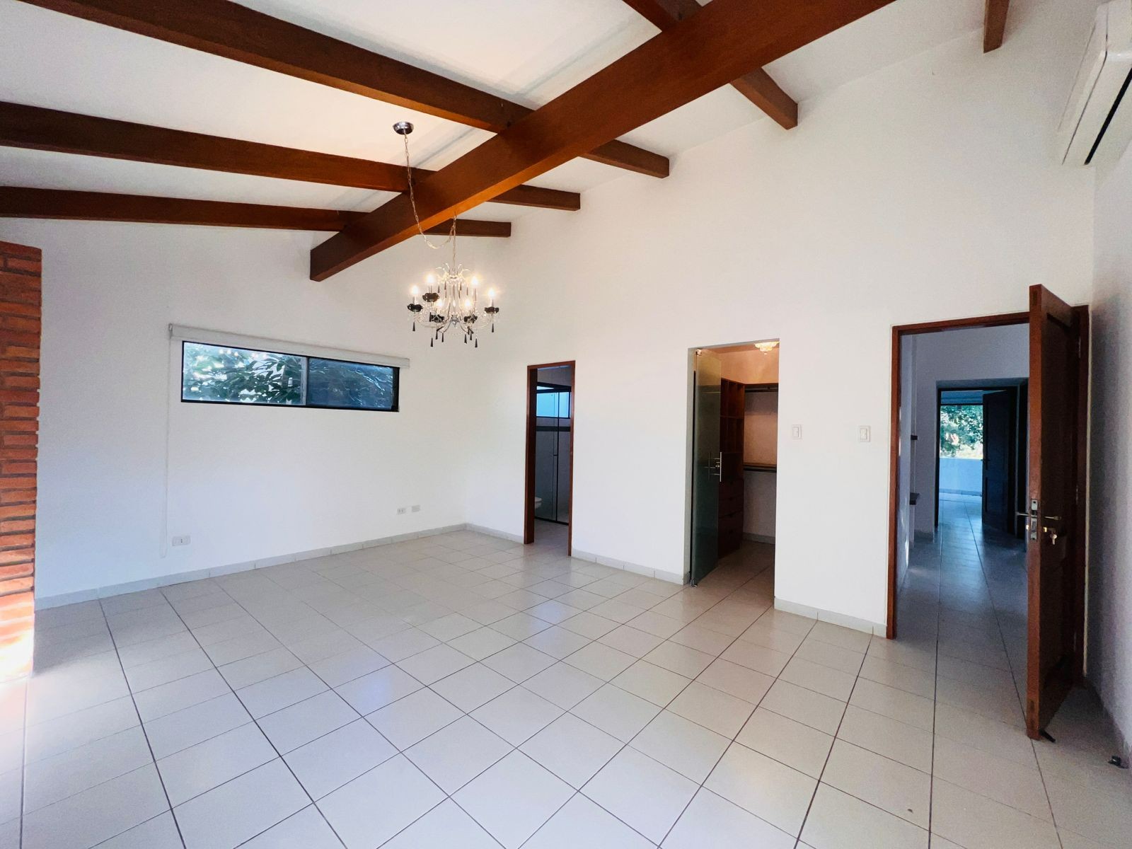 En Alquiler a $us 1,600 Foto 1