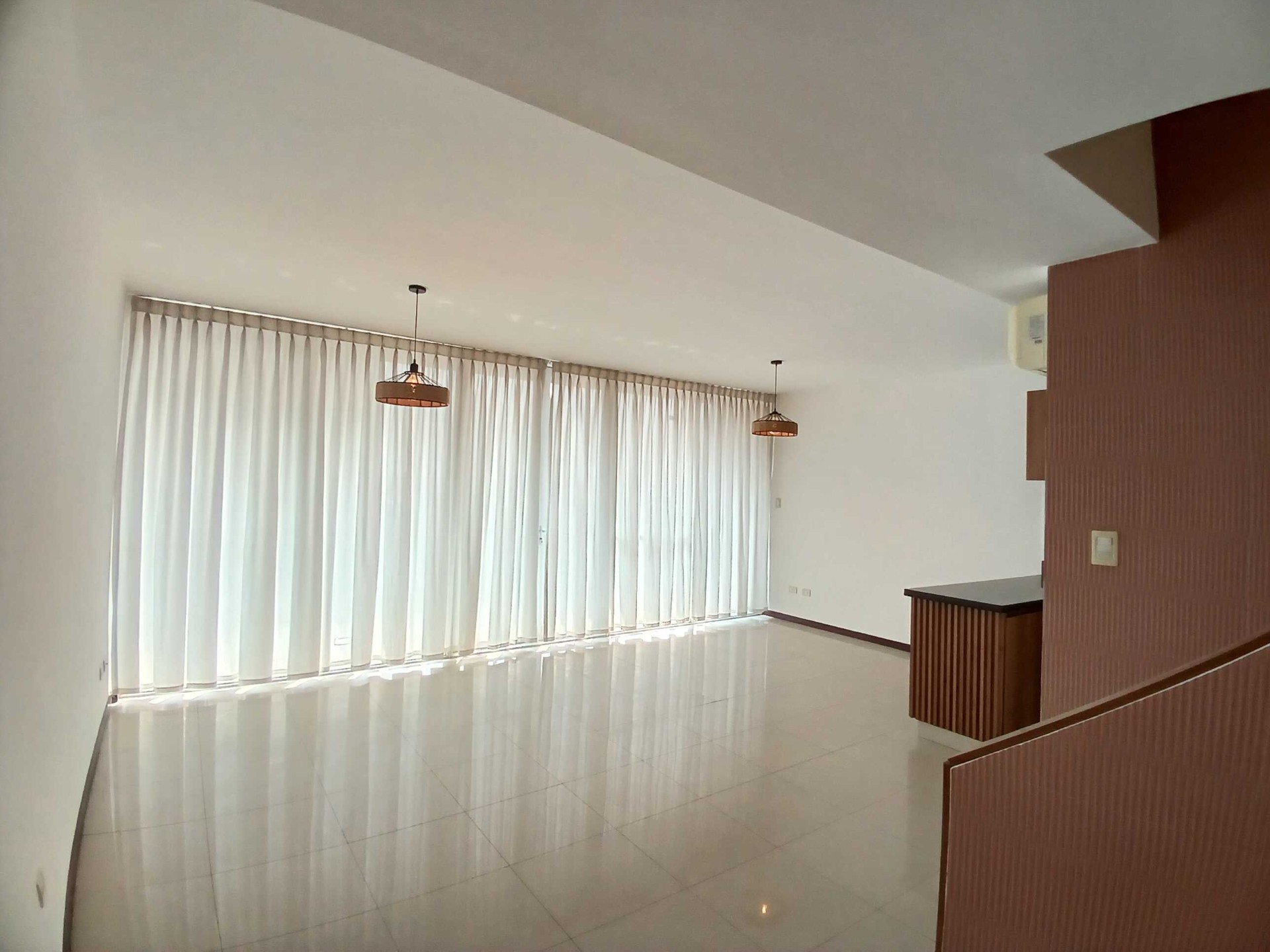 Departamento en Alquiler🏢 EN ALQUILER – DEPARTAMENTO DÚPLEX EN TORRES URBARI 2 dormitorios 2 baños 1 parqueos Foto 3