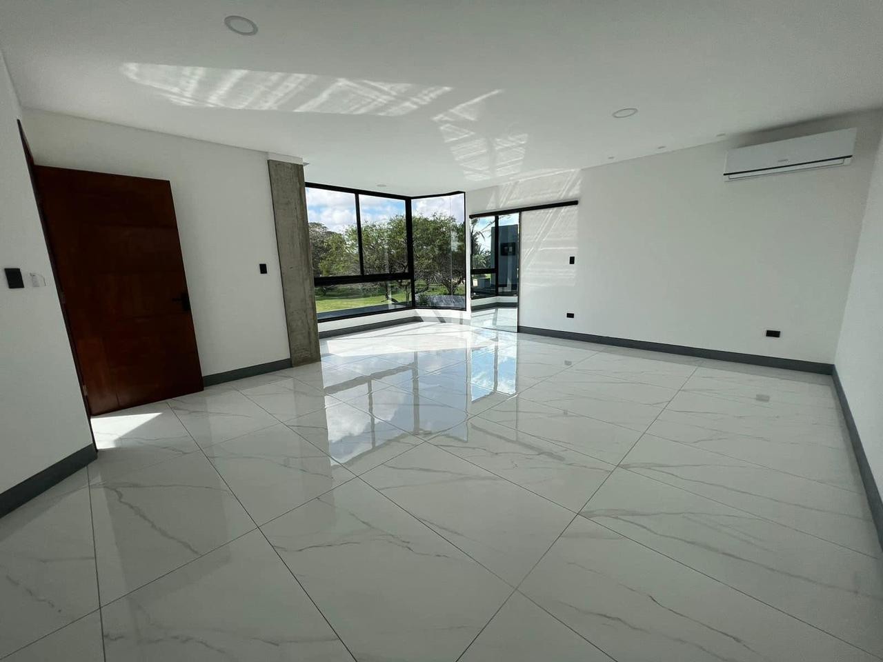 Casa en AlquilerCONDOMINIO LA HACIENDA DEL URUBO !!!!
ELEGANTE CASA EN ALQUILER 
UN LUGAR BELLISIMO PARA VIVIR  4 dormitorios 8 baños 4 parqueos Foto 3