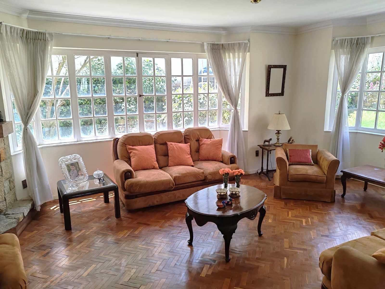 Casa en Venta Amplia y acogedora casa en venta en Irpavi – Zona El Vergel 3 dormitorios 3 baños 3 parqueos Foto 3