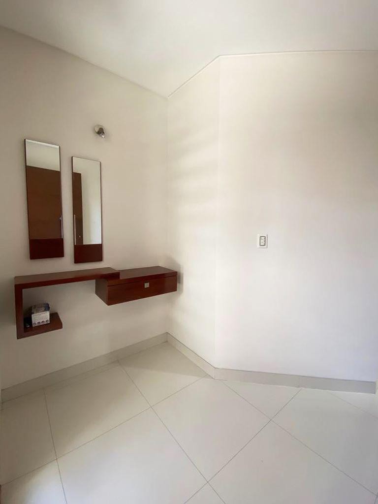 Casa en AnticréticoANTICRETICO
Zona Norte
Av. Alemana 2do y 3er anillo 4 dormitorios 4 baños 4 parqueos Foto 28