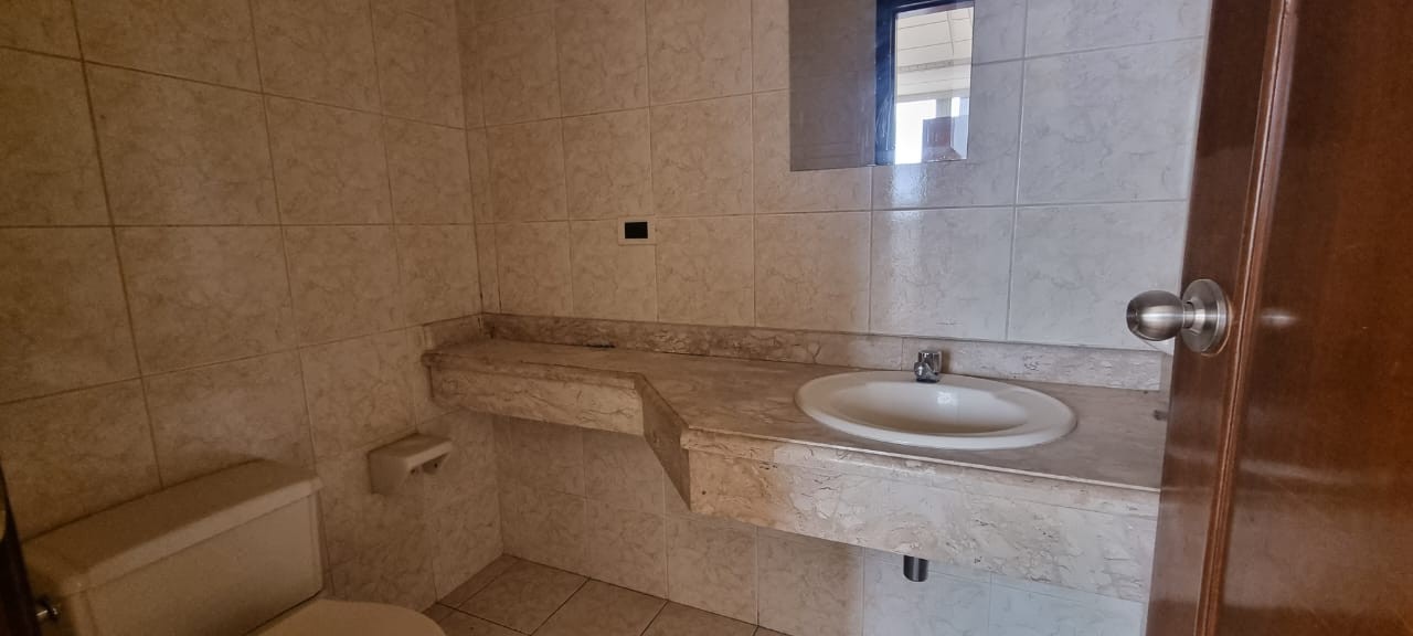 Oficina en AlquilerEdificio Torres CAINCO, Calle Cochabamba 4 dormitorios 2 baños 1 parqueos Foto 10