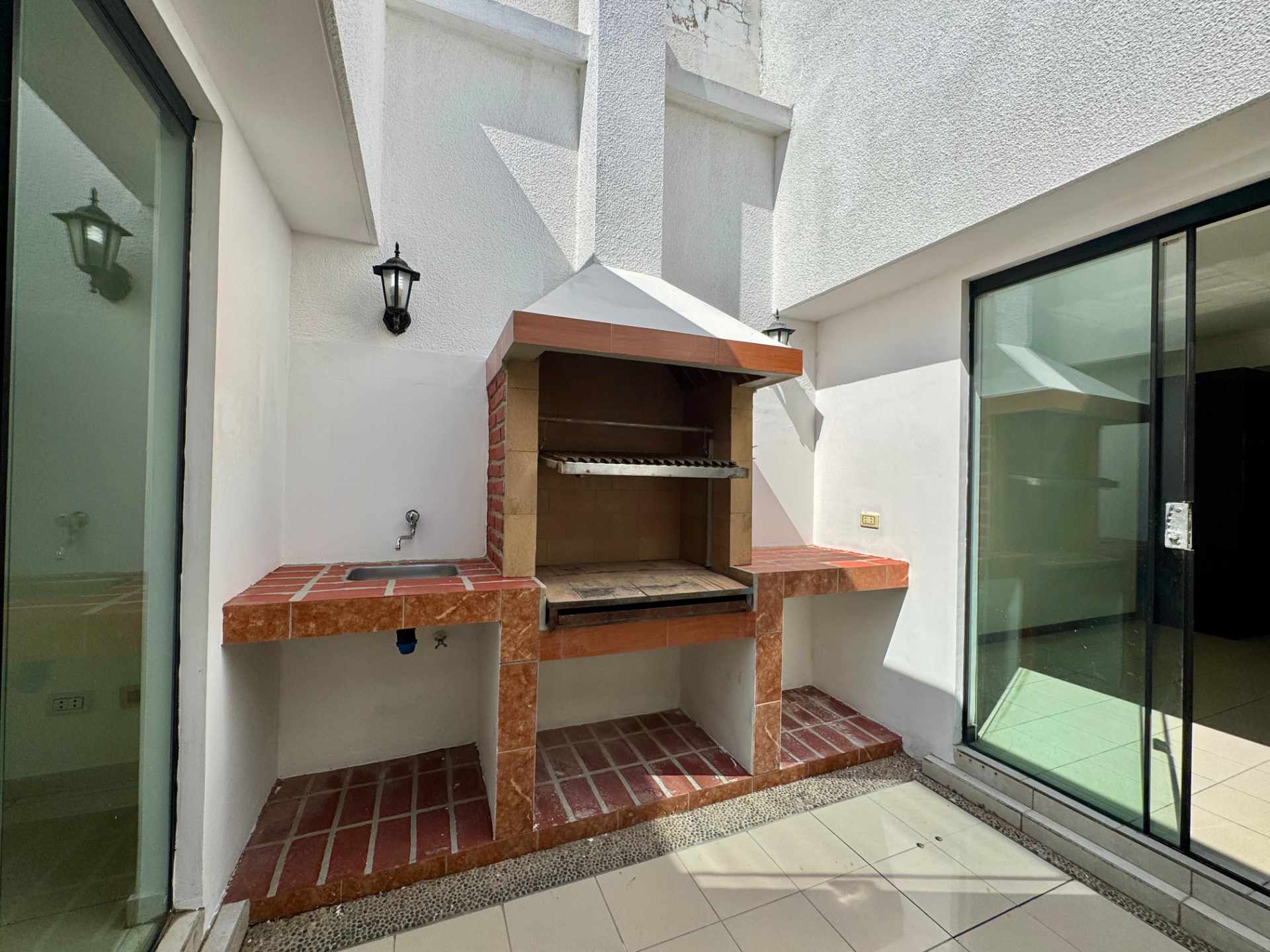 Casa en Entre 5to y 6to anillo Norte en Santa Cruz de la Sierra 2 dormitorios 3 baños 2 parqueos Foto 8