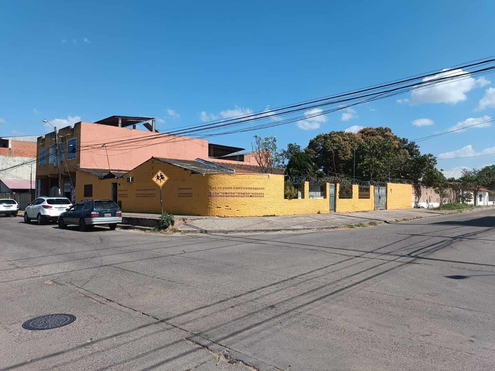Casa en VentaEn Venta Casa Comercial a 2 Cuadras de Av. Doble Vía a Cotoca (entre 5to y 6to anillo) Foto 1