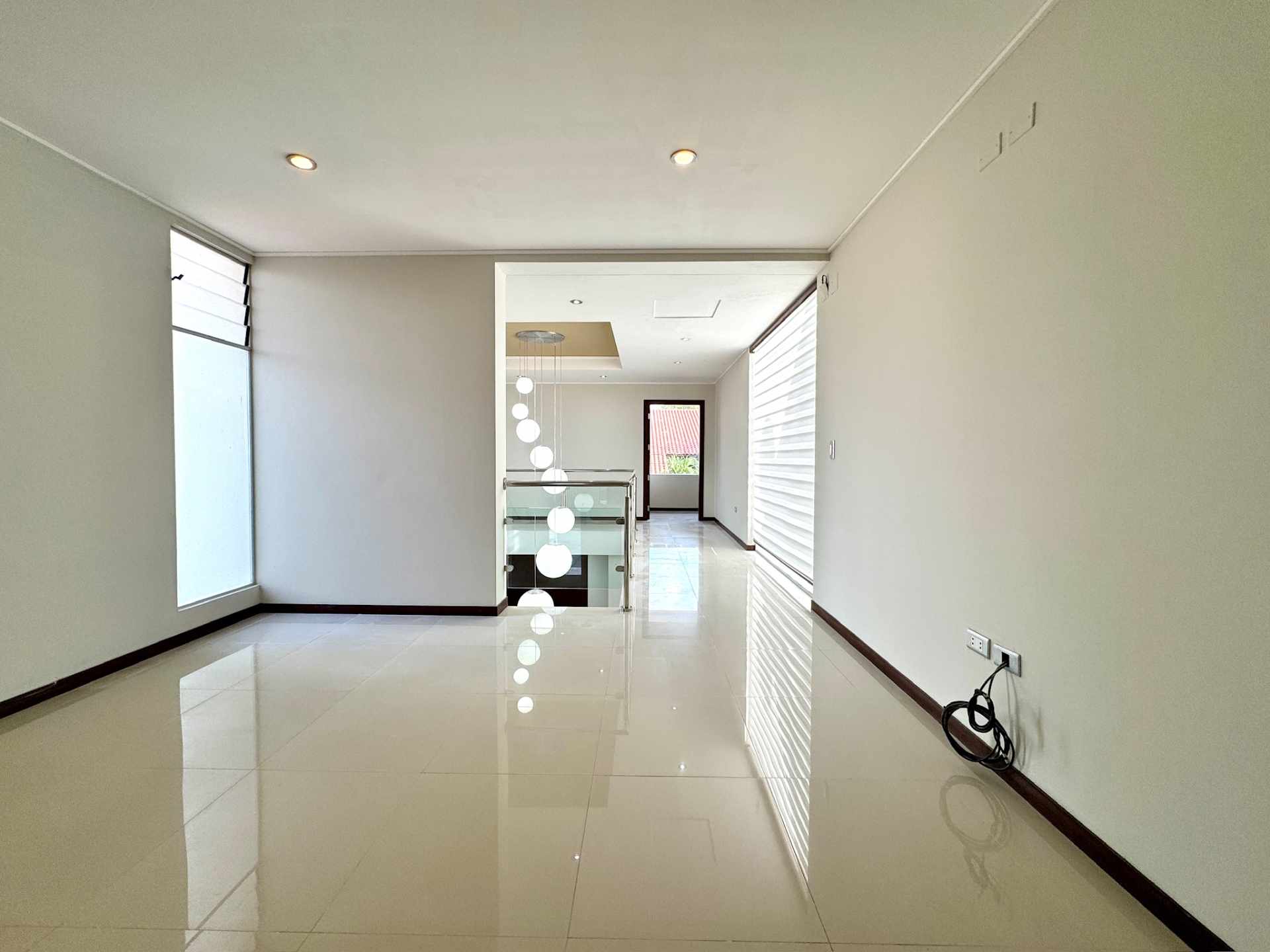 Casa en Entre 3er y 4to anillo Oeste en Santa Cruz de la Sierra 4 dormitorios 6 baños 4 parqueos Foto 10