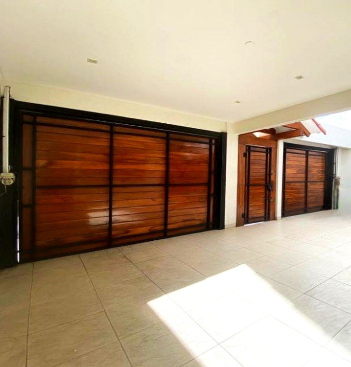 Casa en AnticréticoANTICRETICO
Zona Norte
Av. Alemana 2do y 3er anillo 4 dormitorios 4 baños 4 parqueos Foto 8