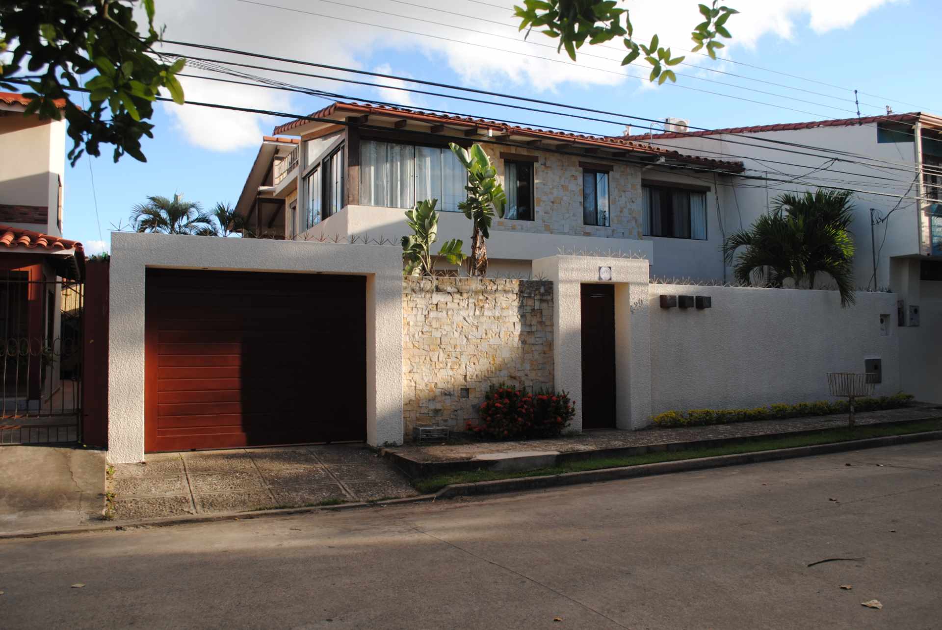 Casa en Entre 2do y 3er anillo Oeste en Santa Cruz de la Sierra 3 dormitorios 4 baños 2 parqueos Foto 1