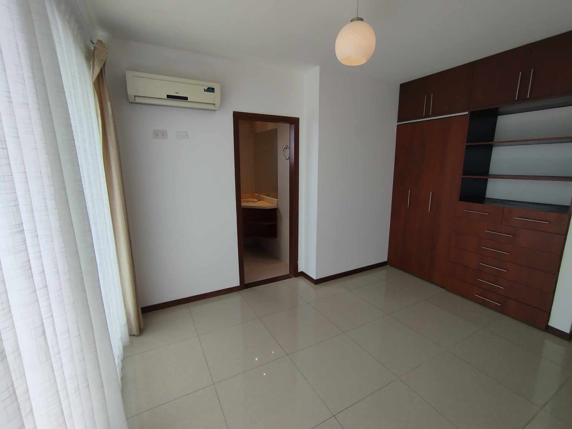 Departamento en Alquiler[CONDOMINIO FINOT| EQUIPETROL] ALQUILER AMPLIO DEPARTAMENTO 2 SUITES SIN MUEBLES CON BALCON PET FFRIENDLY Foto 5