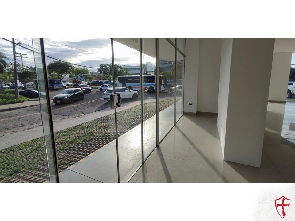 Local comercial Av busch y 2do anillo en plena esquina  Foto 4
