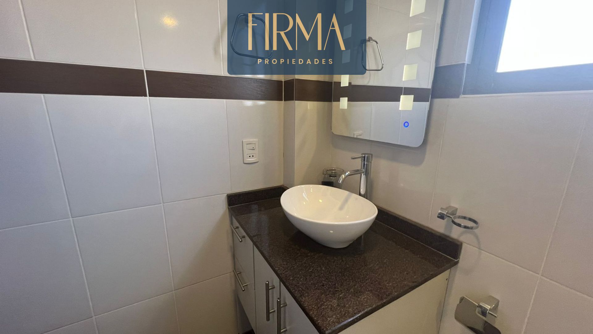 Casa en VentaCOMPRA ESTA CASA EN MALLASILLA 4 dormitorios 6 baños 2 parqueos Foto 2