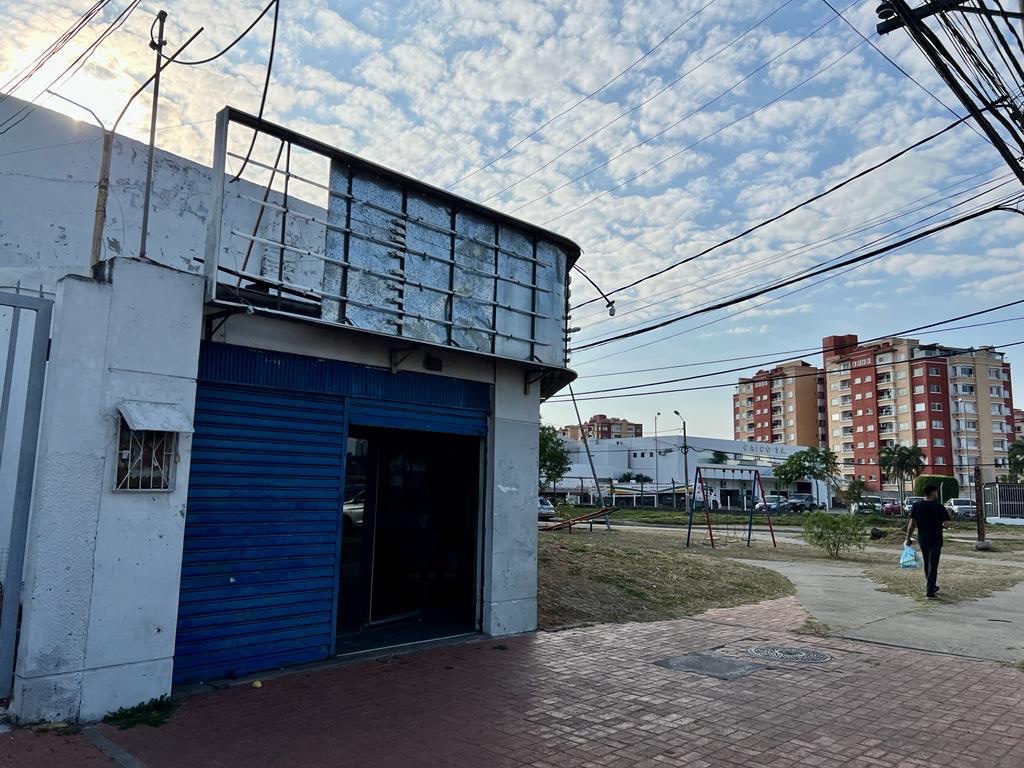 Local comercial en AlquilerAv. Banzer entre 4to y 5to anillo  1 baños  Foto 1
