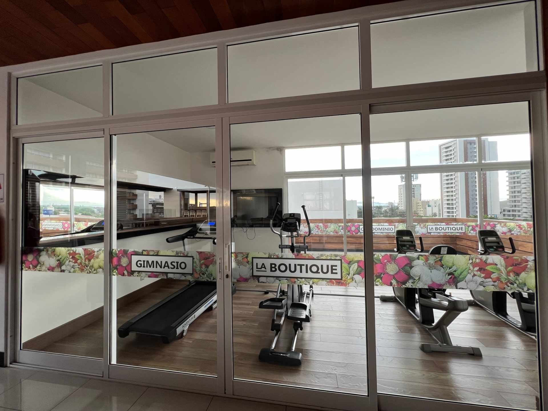 Departamento en AlquilerCondominio La Boutique, Equipetrol, 2do. y 3er. Anillo, cerca de todo.  2 dormitorios 2 baños 1 parqueos Foto 16