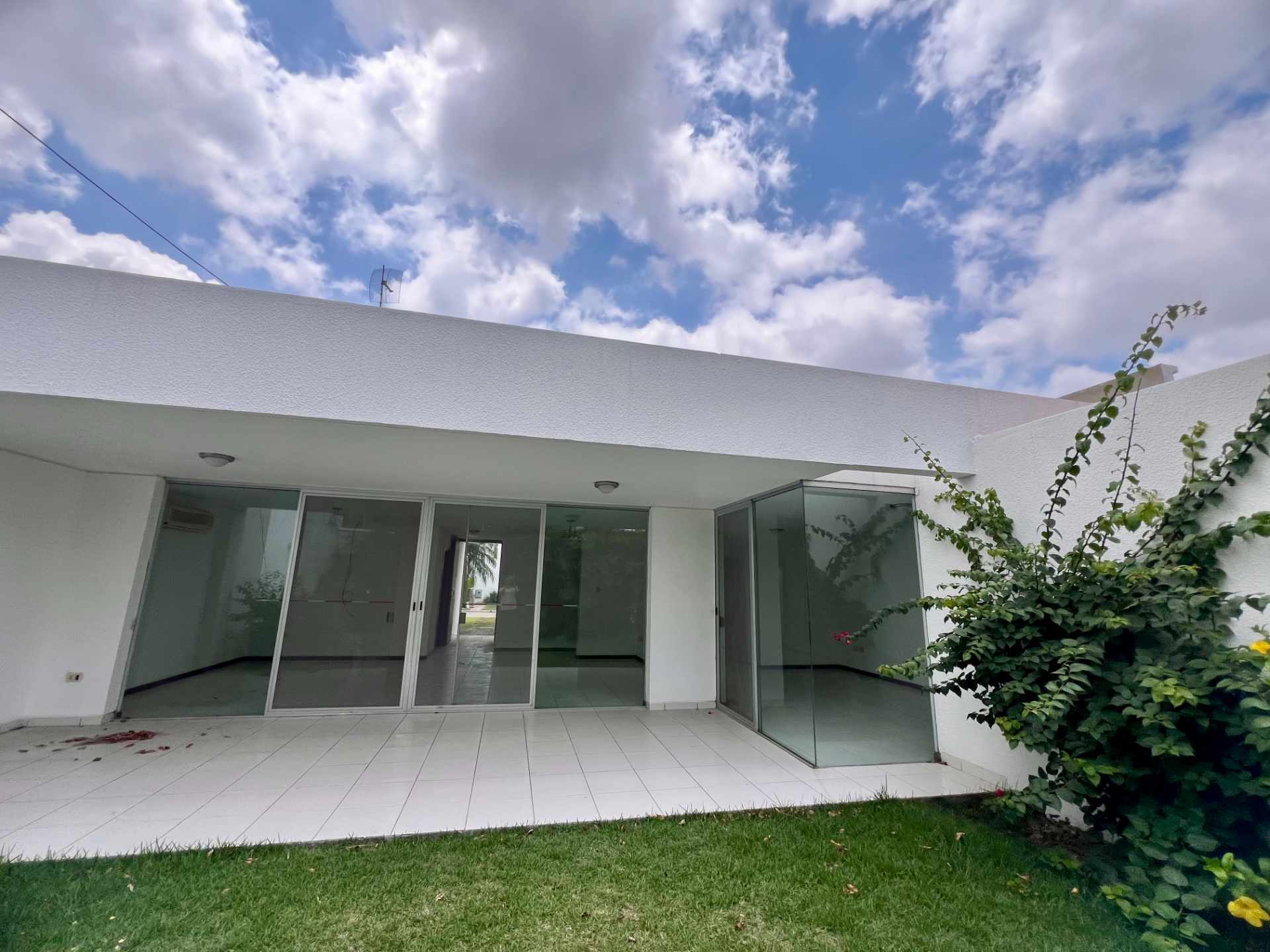 Casa en Entre 3er y 4to anillo Oeste en Santa Cruz de la Sierra 3 dormitorios 2 baños 2 parqueos Foto 6