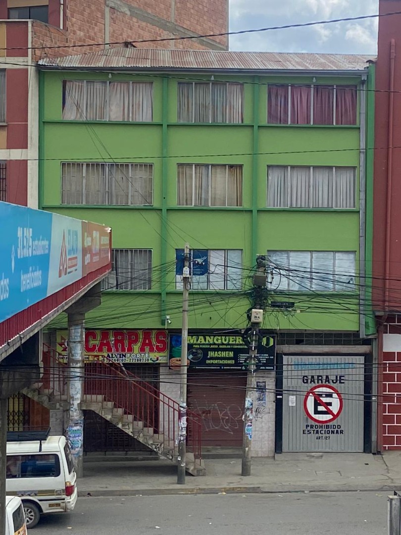 Edificio Sobre Av. 6 de Marzo, casi Calle 7 (entrada a Aeropuerto Internacional de El Alto) Foto 1