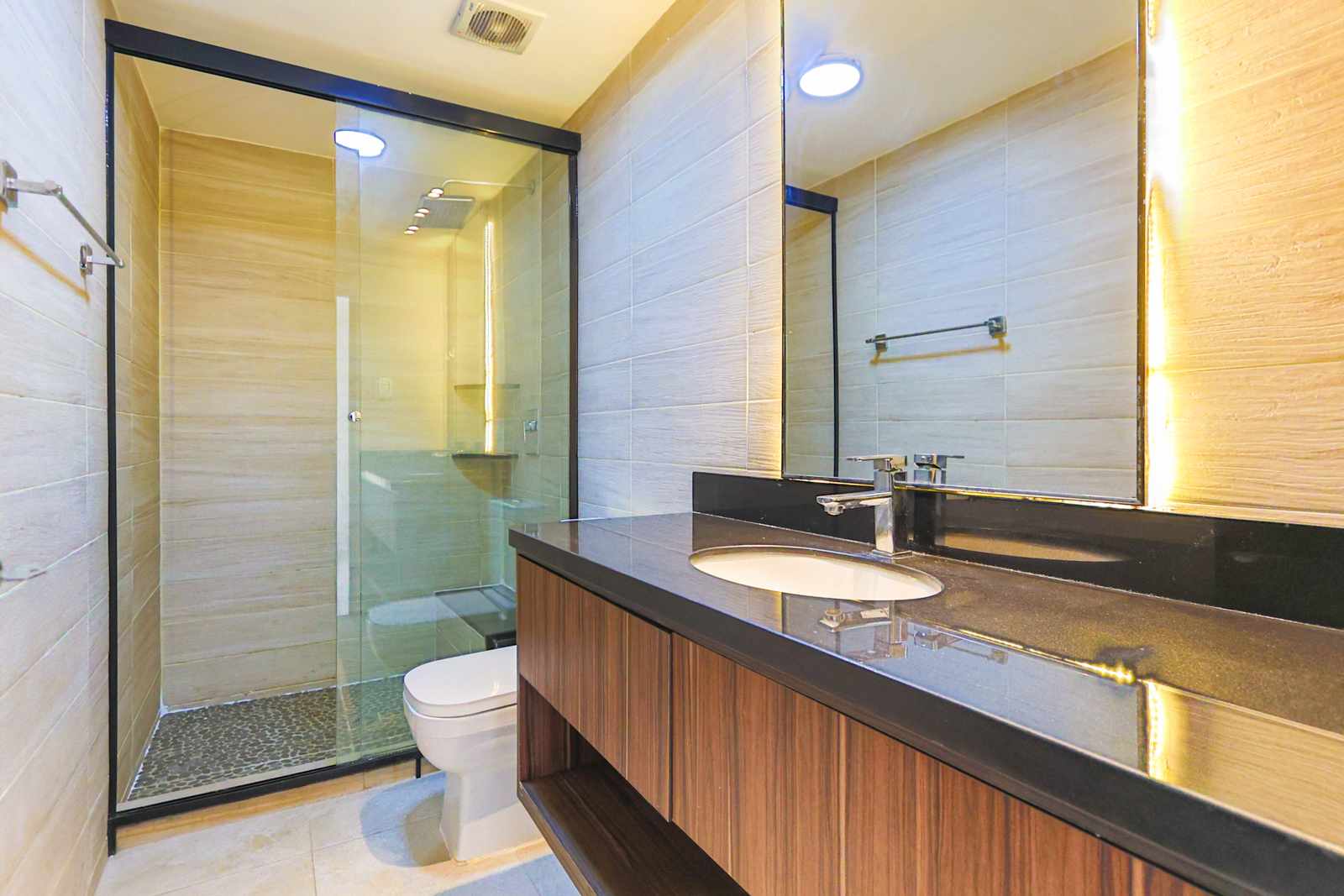 Casa en AlquilerZona Norte, 6to Anillo condominio Ciudad Jardin  4 dormitorios 4 baños 3 parqueos Foto 5