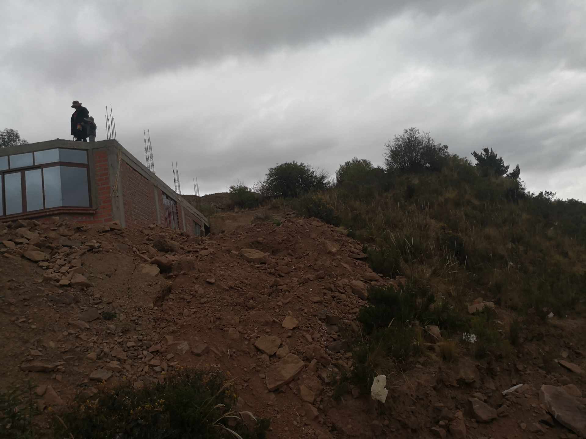 Terreno en VentaUNI , zona sur es de 300 m2 papeles al día mas el catastro , la zona tiene servicios básicos y mobilidad constante . precio 15000 dolares  Foto 1