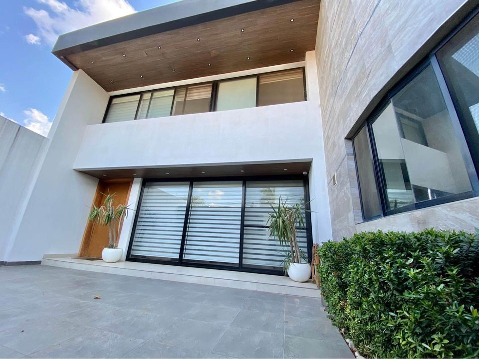 Casa en VentaCasa con 5 suites, Av. Paragua Foto 2