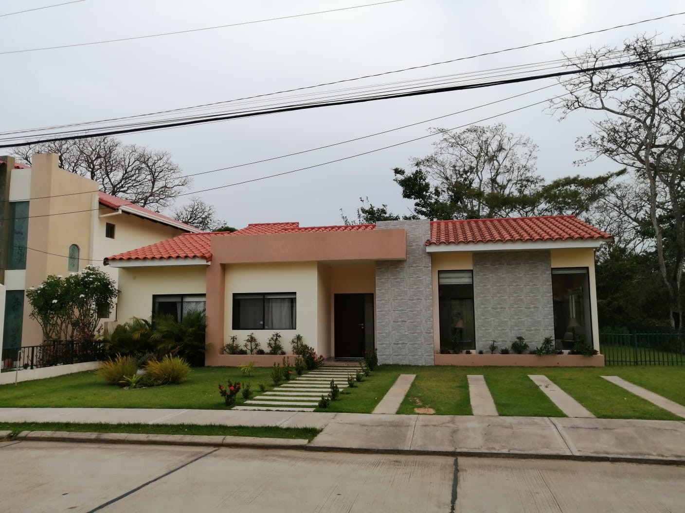 Casa URUBO CASA EN ALQUILER O VENTA !!!!
CONDOMINIOM SANTA CRUZ LA VIEJA 
HERMOSA CASA DE UNA PLANTA 
MUY ACOGEDORA !!!!! Foto 1