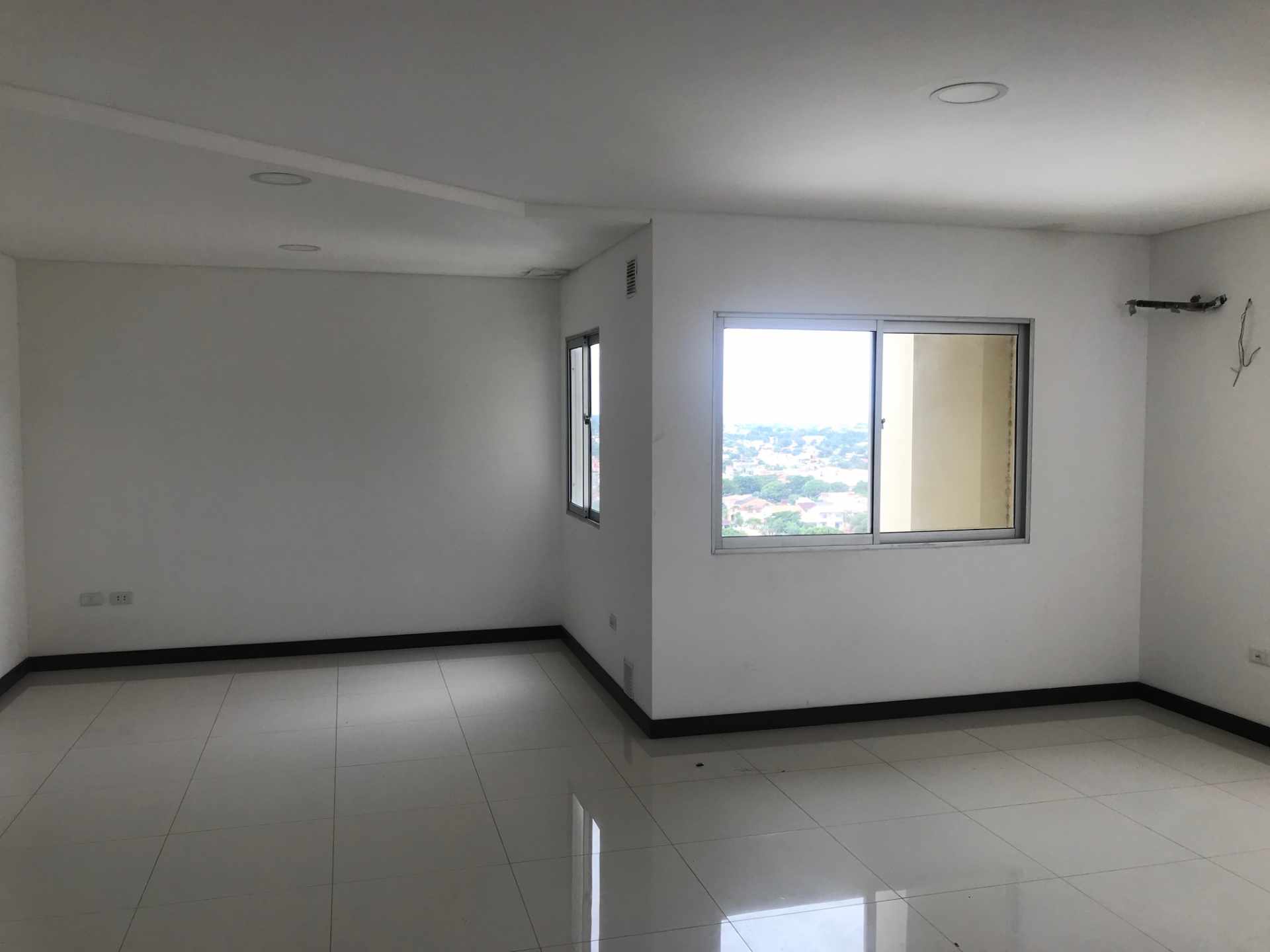 Oficina Torre Rubí [Av. Beni y 4to. Anillo], Oficina amplia dúplex en alquiler, con parqueo techado. 
[700$us. Facturado, Expensas incluidas] Apto para oficinas de bajo tráfico.  Foto 9