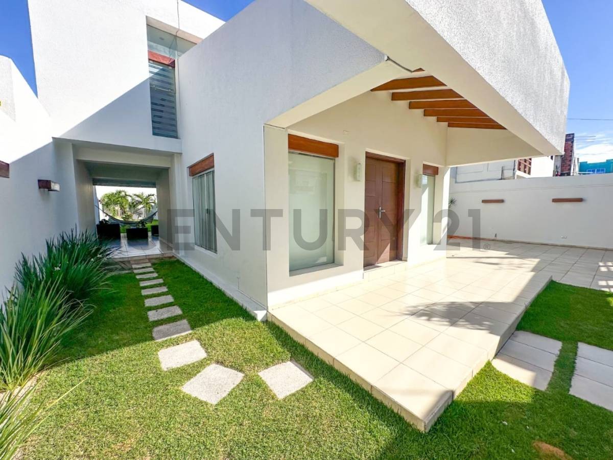 Casa en Entre 3er y 4to anillo Sur en Santa Cruz de la Sierra 4 dormitorios 5 baños 3 parqueos Foto 3