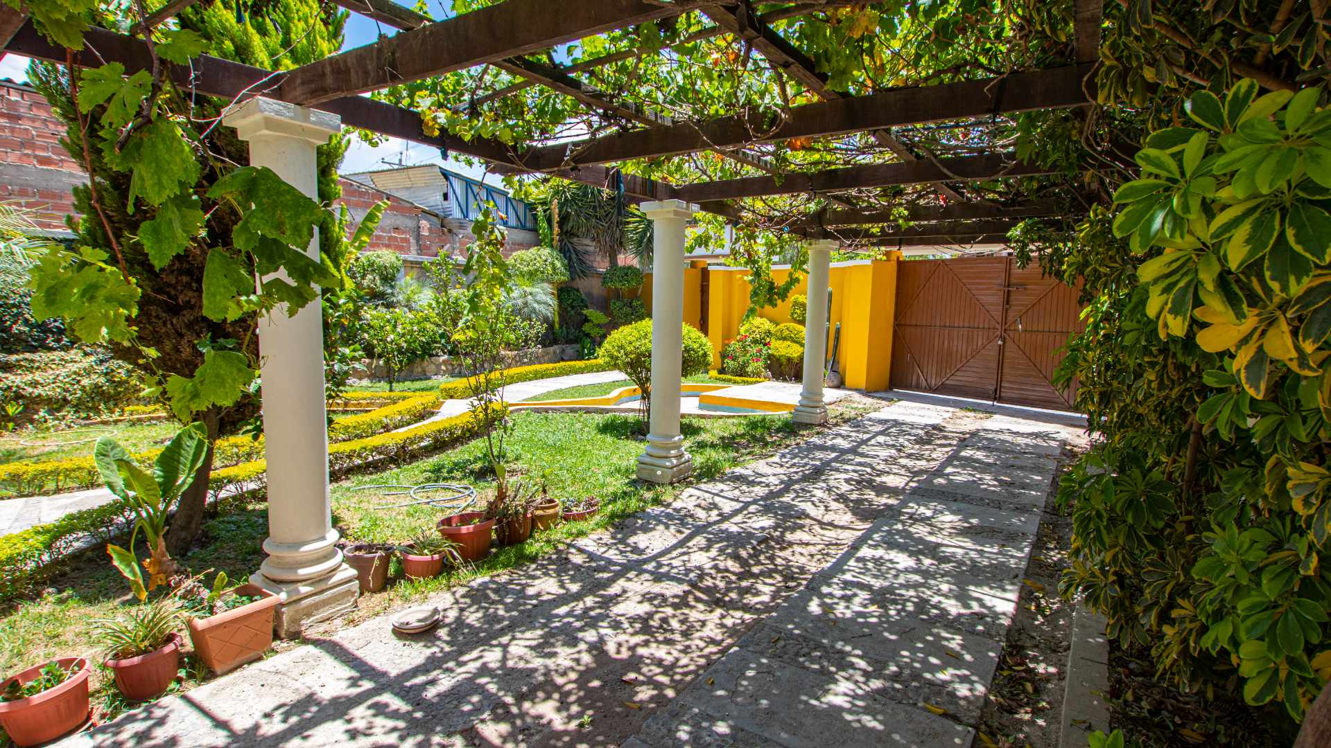 Casa en Colcapirhua en Cochabamba 4 dormitorios 3 baños 2 parqueos Foto 2