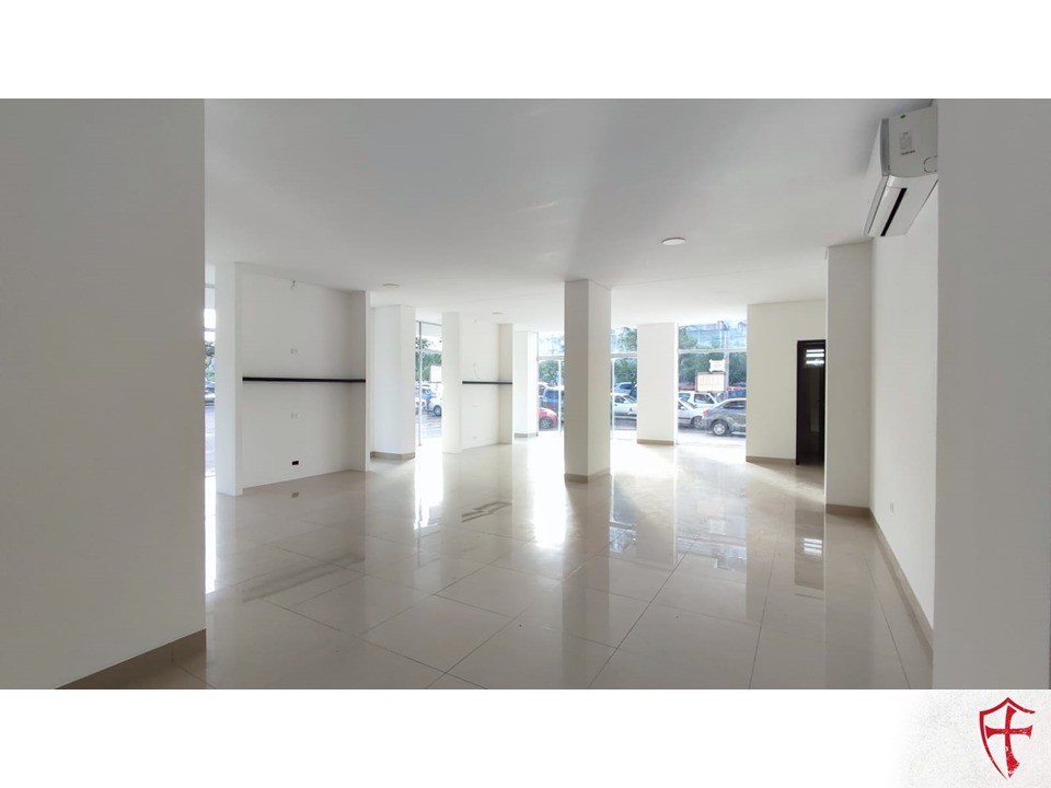 Local comercial Av busch y 2do anillo en plena esquina  Foto 5