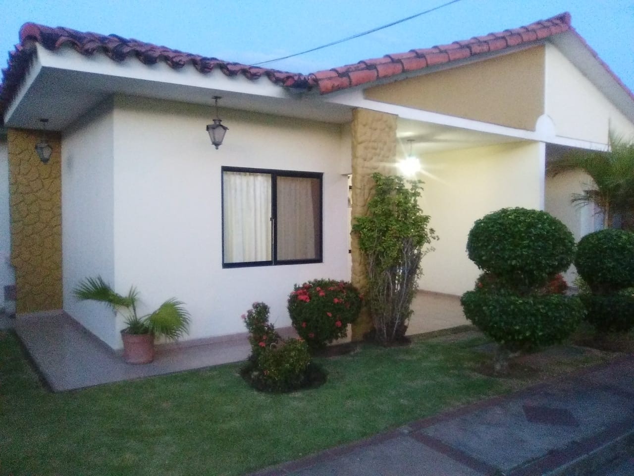 Casa en Entre 6to y 7mo anillo Sur en Santa Cruz de la Sierra 3 dormitorios 3 baños 2 parqueos Foto 1