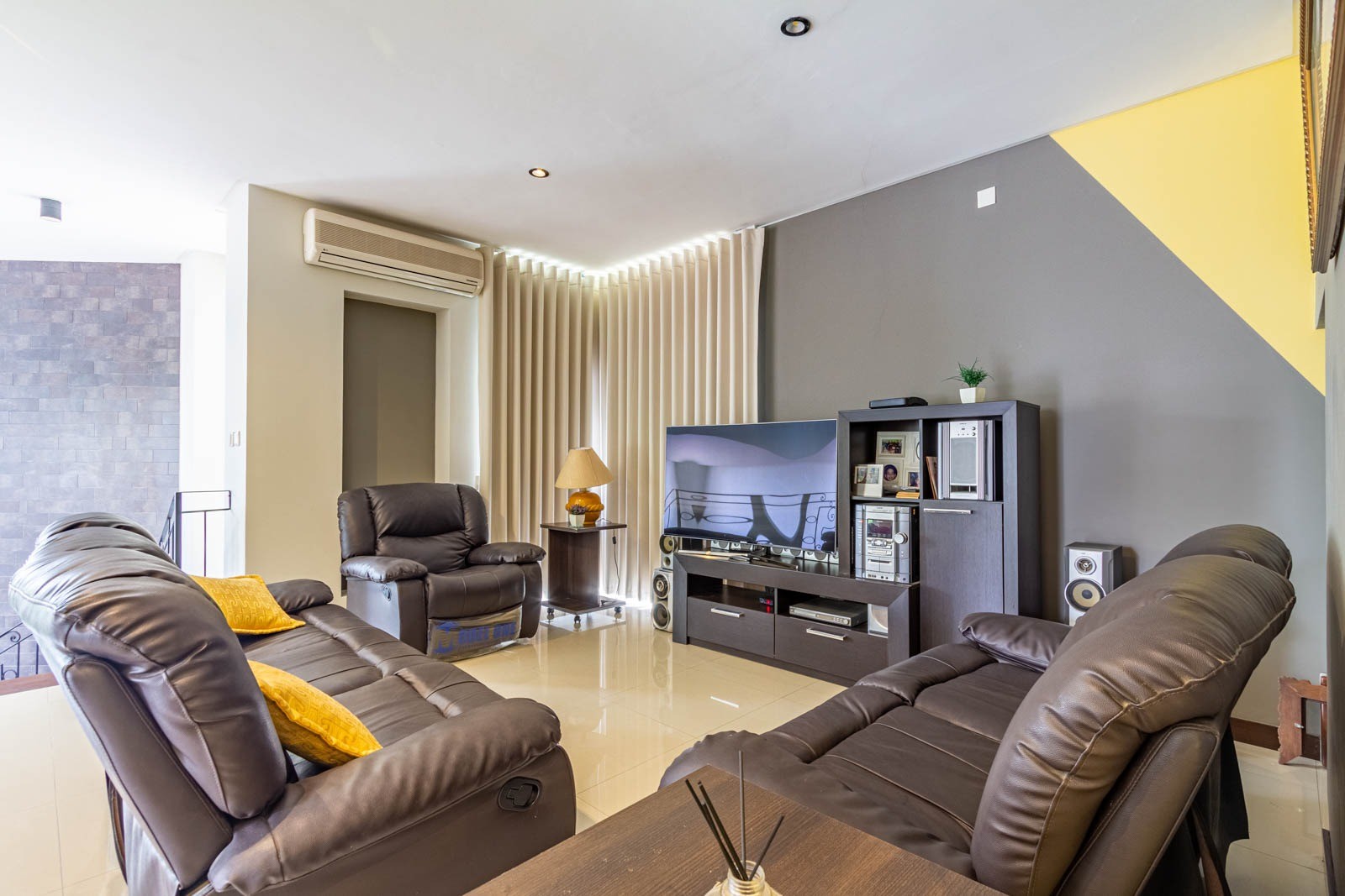 Casa URUBO CONDOMINIO JARDINES DEL URUBO 1
HERMOSA Y ELEGANTE AMOBLADA CASA EN ALQUILER !!!!
CON 4 HABITACIONES SUITE  Foto 29