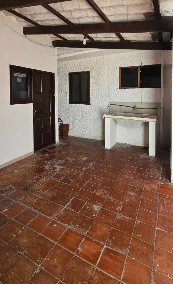 Casa Av. Roca Coronado 3er anillo- frente a la Feria exposición  Foto 9