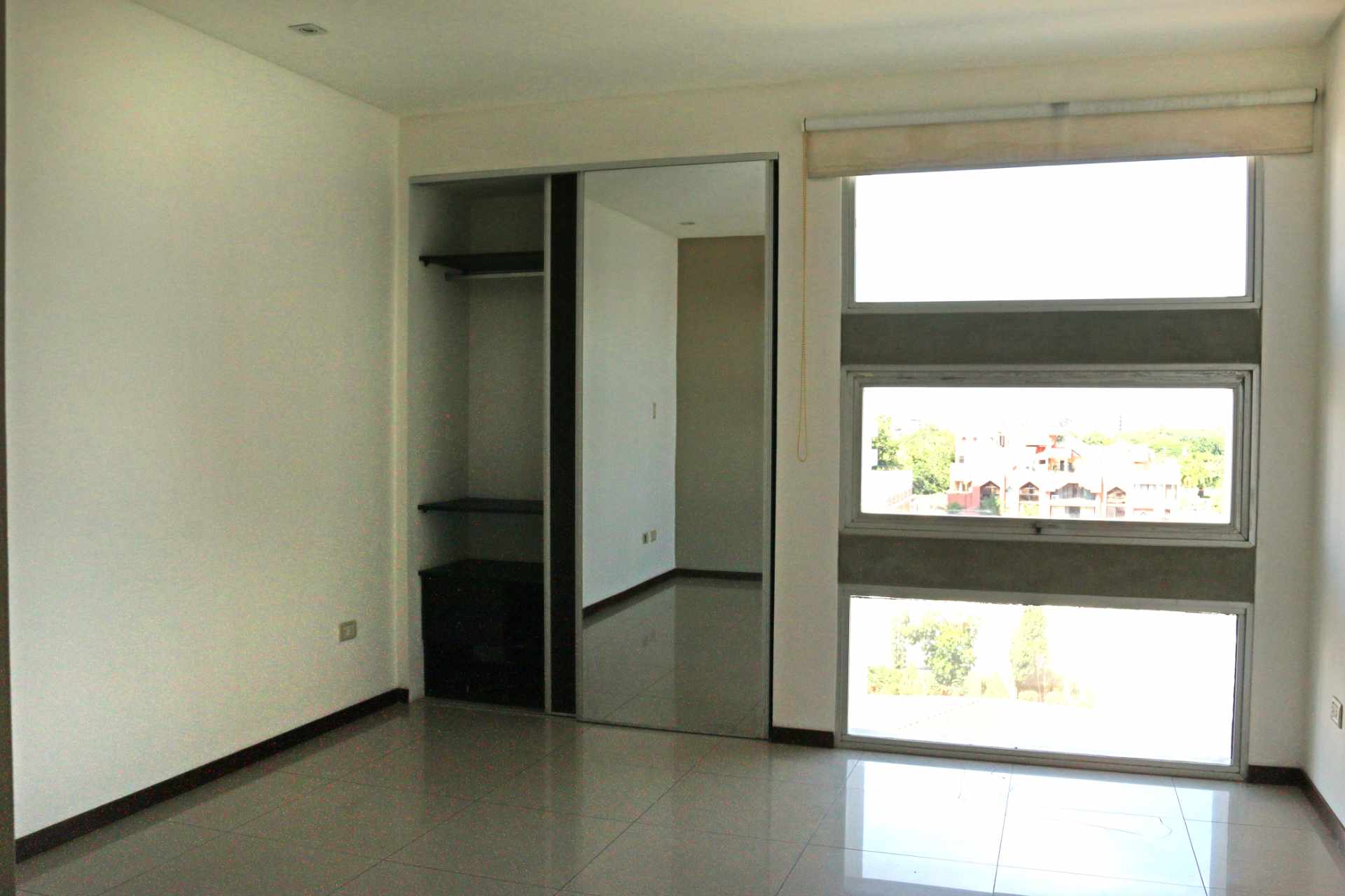 Departamento en Entre 1er y 2do anillo Sur en Santa Cruz de la Sierra 3 dormitorios 5 baños 2 parqueos Foto 8