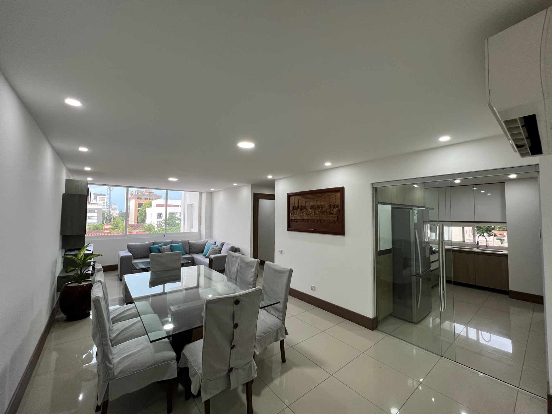 Departamento en AlquilerCondominio La Boutique, Equipetrol, 2do. y 3er. Anillo, cerca de todo.  2 dormitorios 2 baños 1 parqueos Foto 2