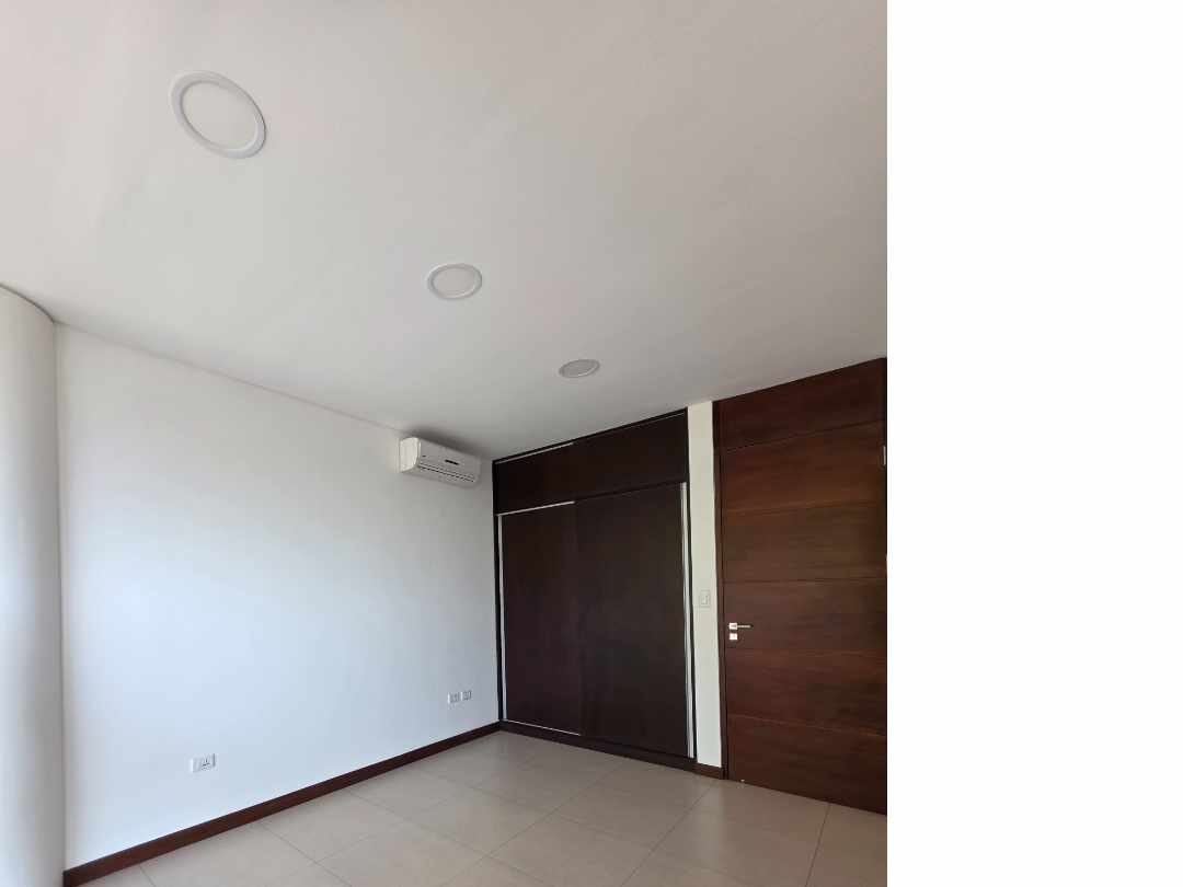 Departamento en AlquilerZona Norte 
6to. Anillo ( Av.Banzer y Beni)
Condominio Torres de  la Sierra 3 dormitorios 4 baños 1 parqueos Foto 29