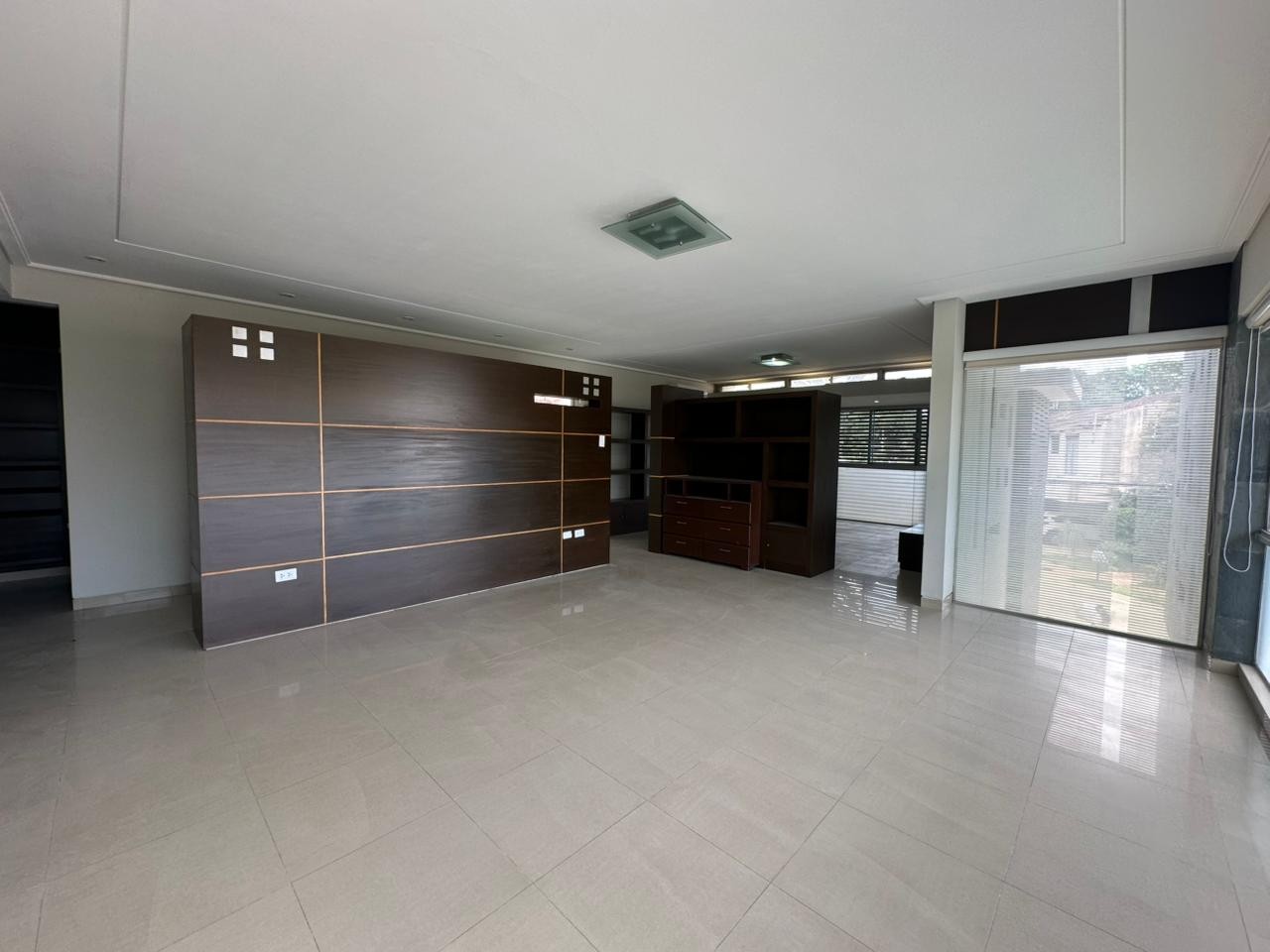 Casa en Entre 4to y 5to anillo Norte en Santa Cruz de la Sierra 5 dormitorios 6 baños 2 parqueos Foto 3