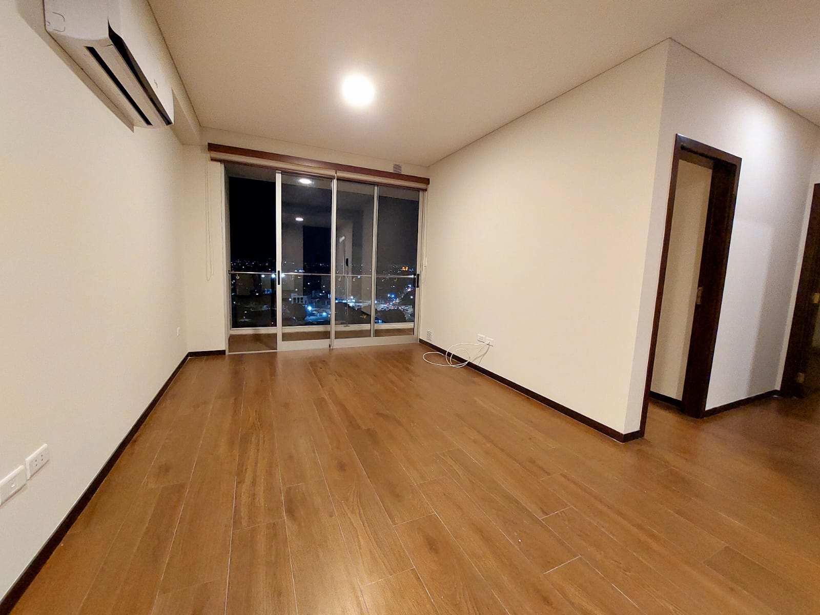 Departamento en AlquilerSobre avenida Alemana entre 2do y 3 anillo Foto 8