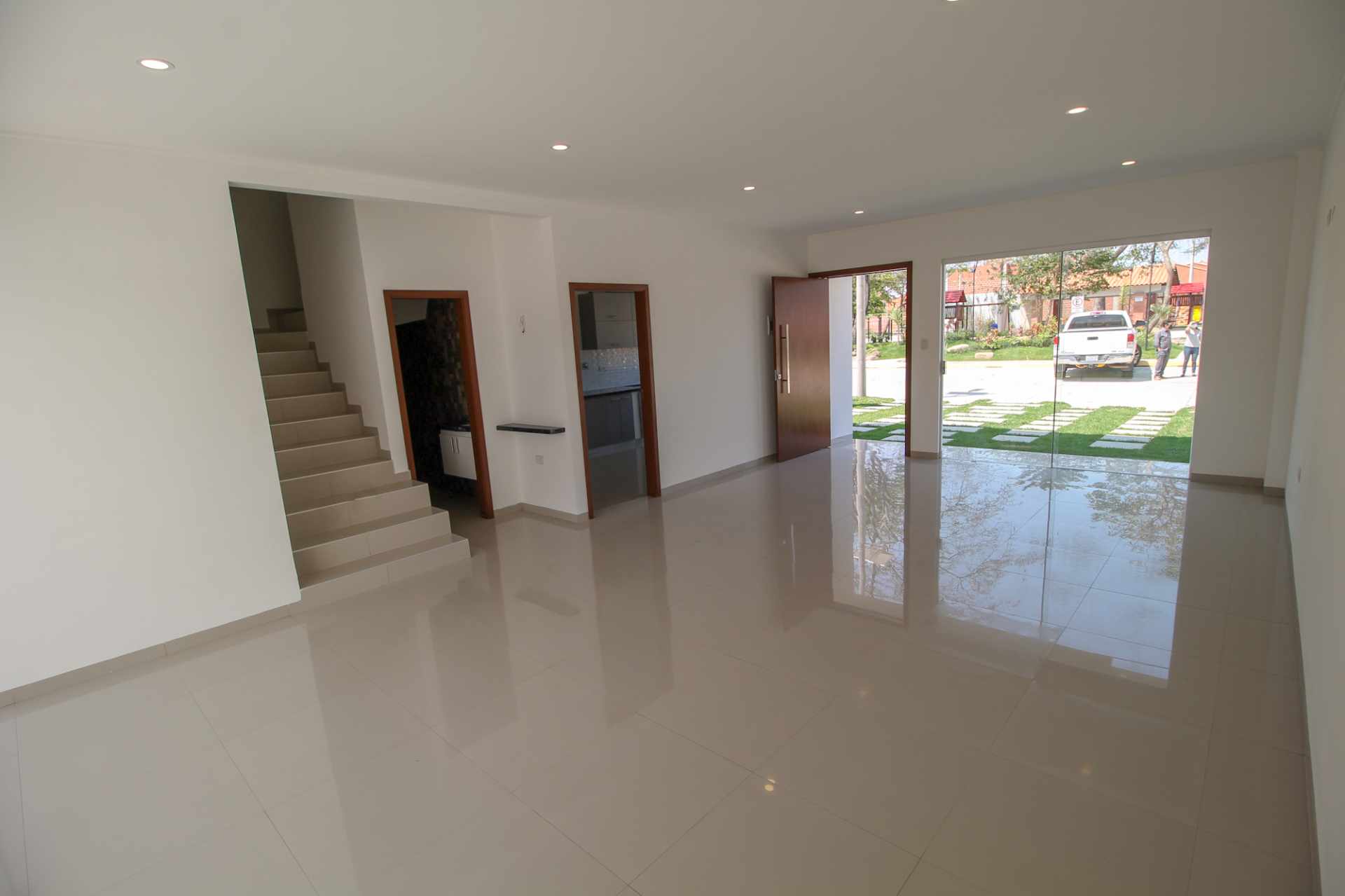 Casa en Carretera Norte en Santa Cruz de la Sierra 4 dormitorios 4 baños 3 parqueos Foto 2