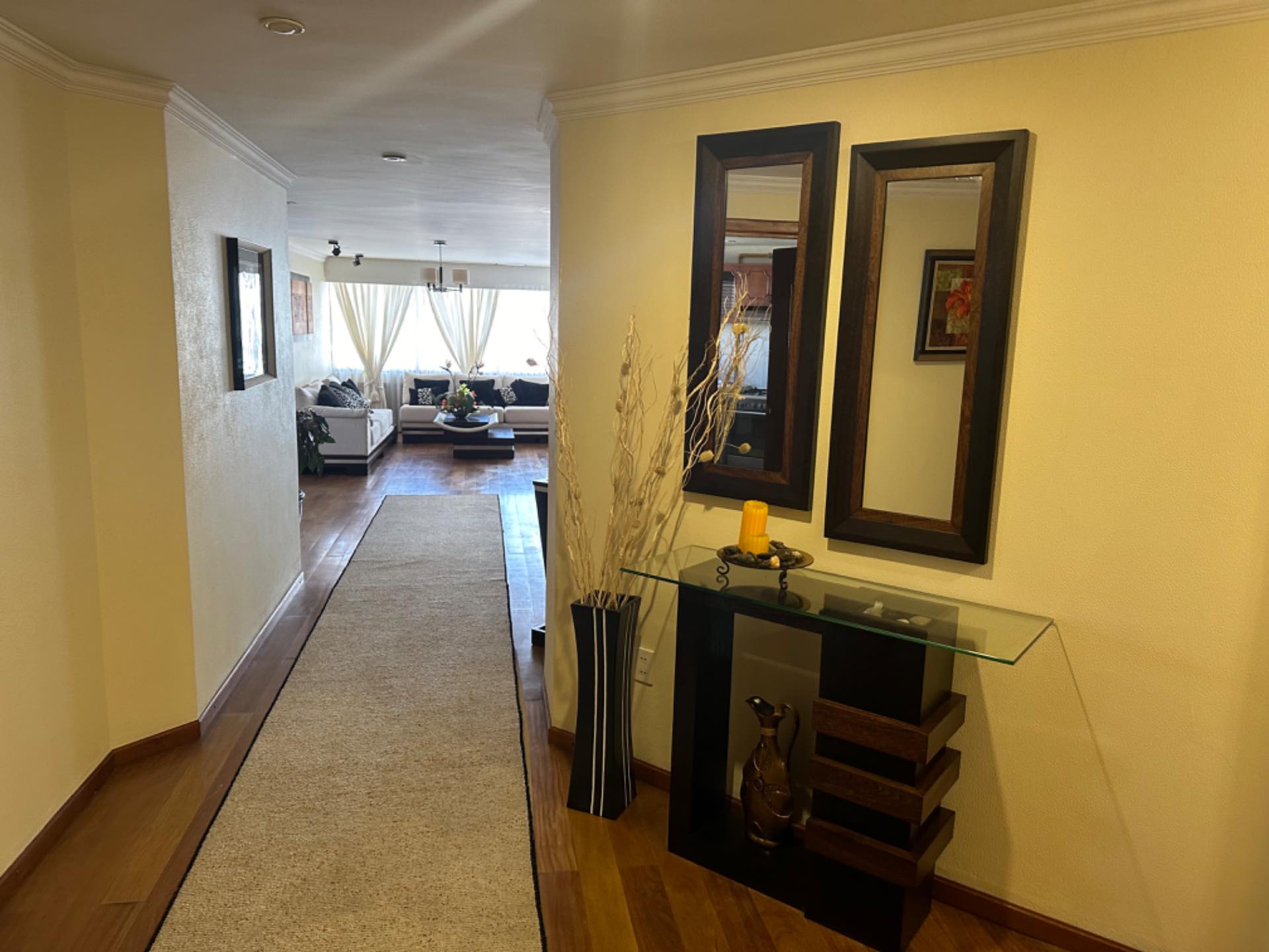 Departamento Venta en dólares. Oportunidad única
Calle 23 calacoto esquina Gabino Villanueva. Foto 4