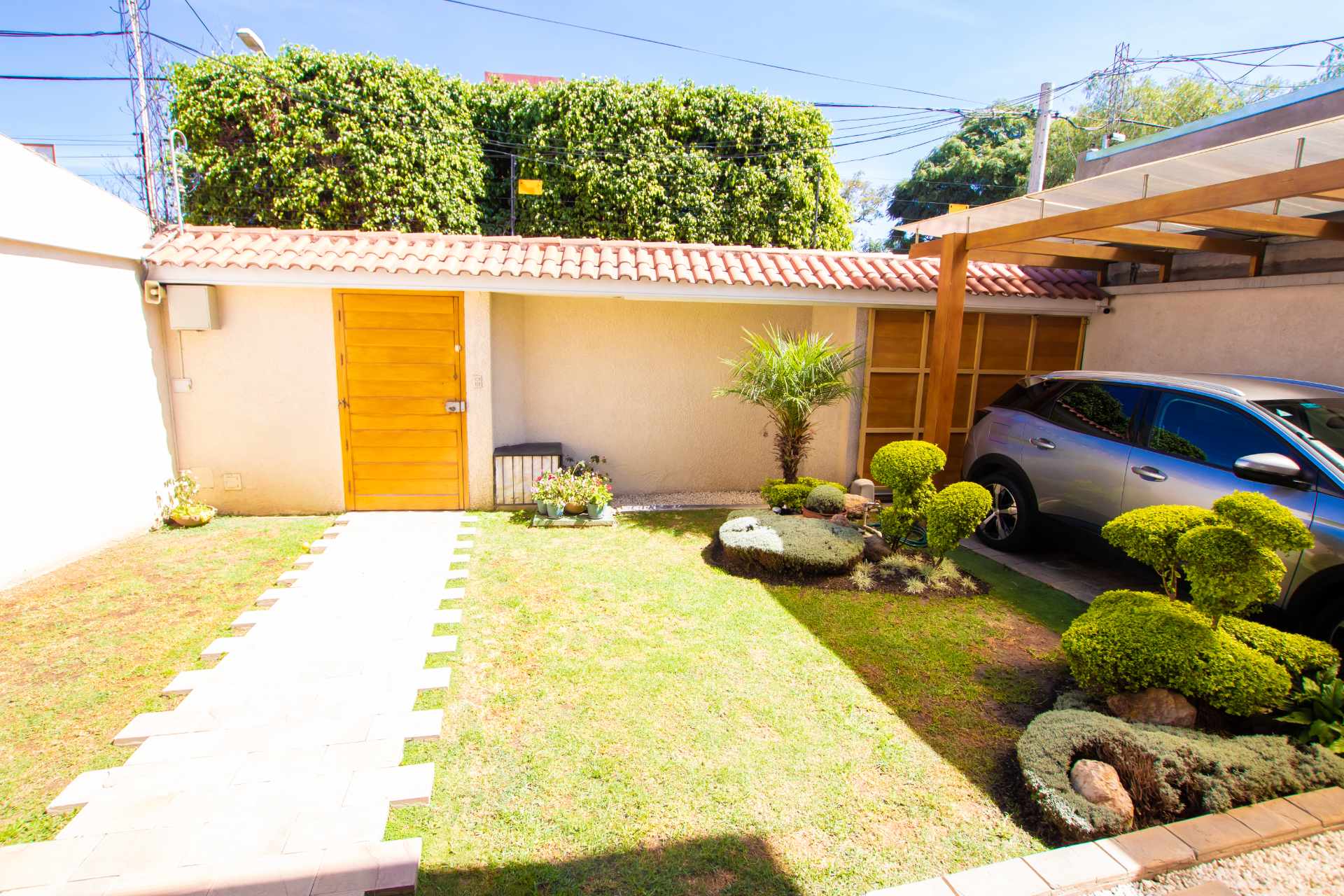 Casa en VentaAv. Melchor Perez de Olguin casi Oscar Cerruto a una cuadra de la Av. Juan de la Rosa. Foto 8