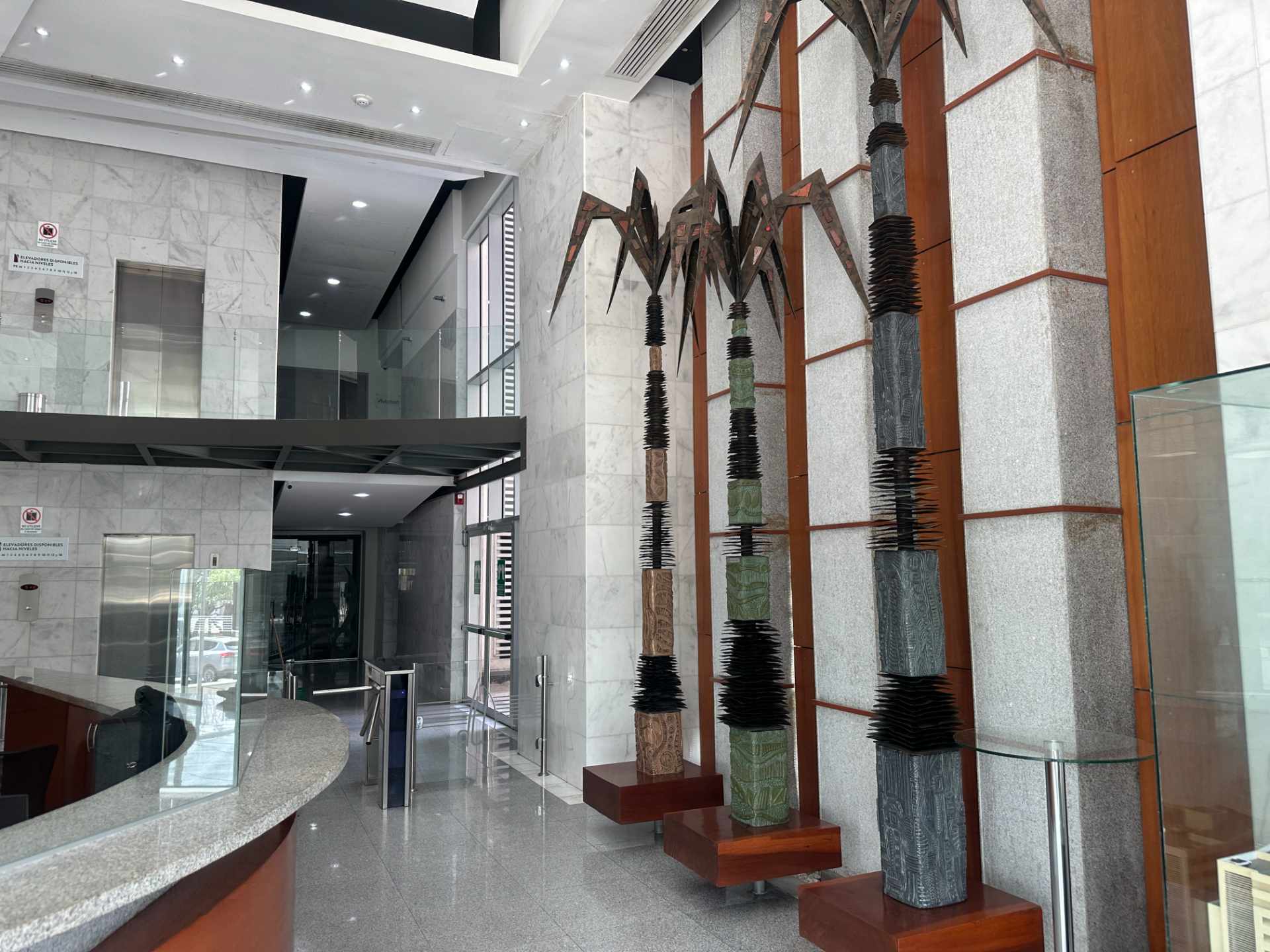 Oficina en Equipetrol en Santa Cruz de la Sierra 10 dormitorios 3 baños 2 parqueos Foto 5