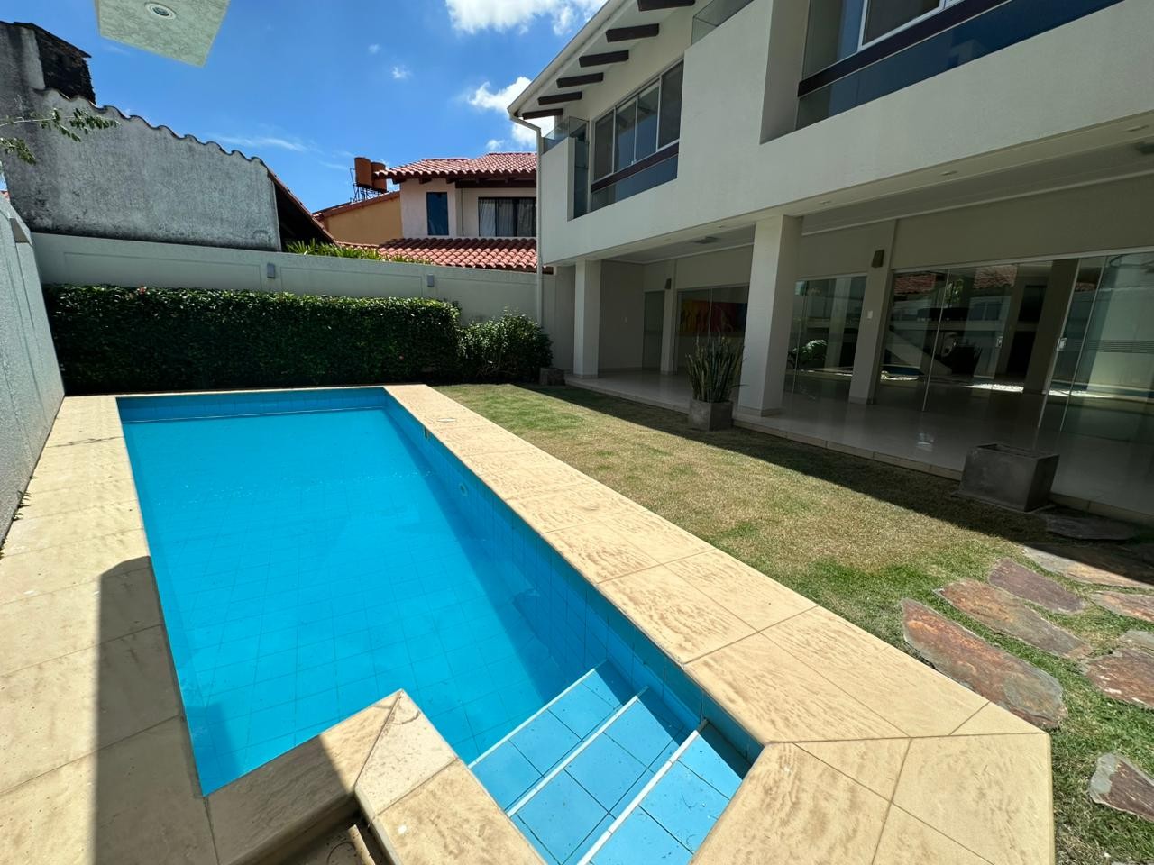 Casa en Entre 4to y 5to anillo Norte en Santa Cruz de la Sierra 5 dormitorios 6 baños 2 parqueos Foto 19