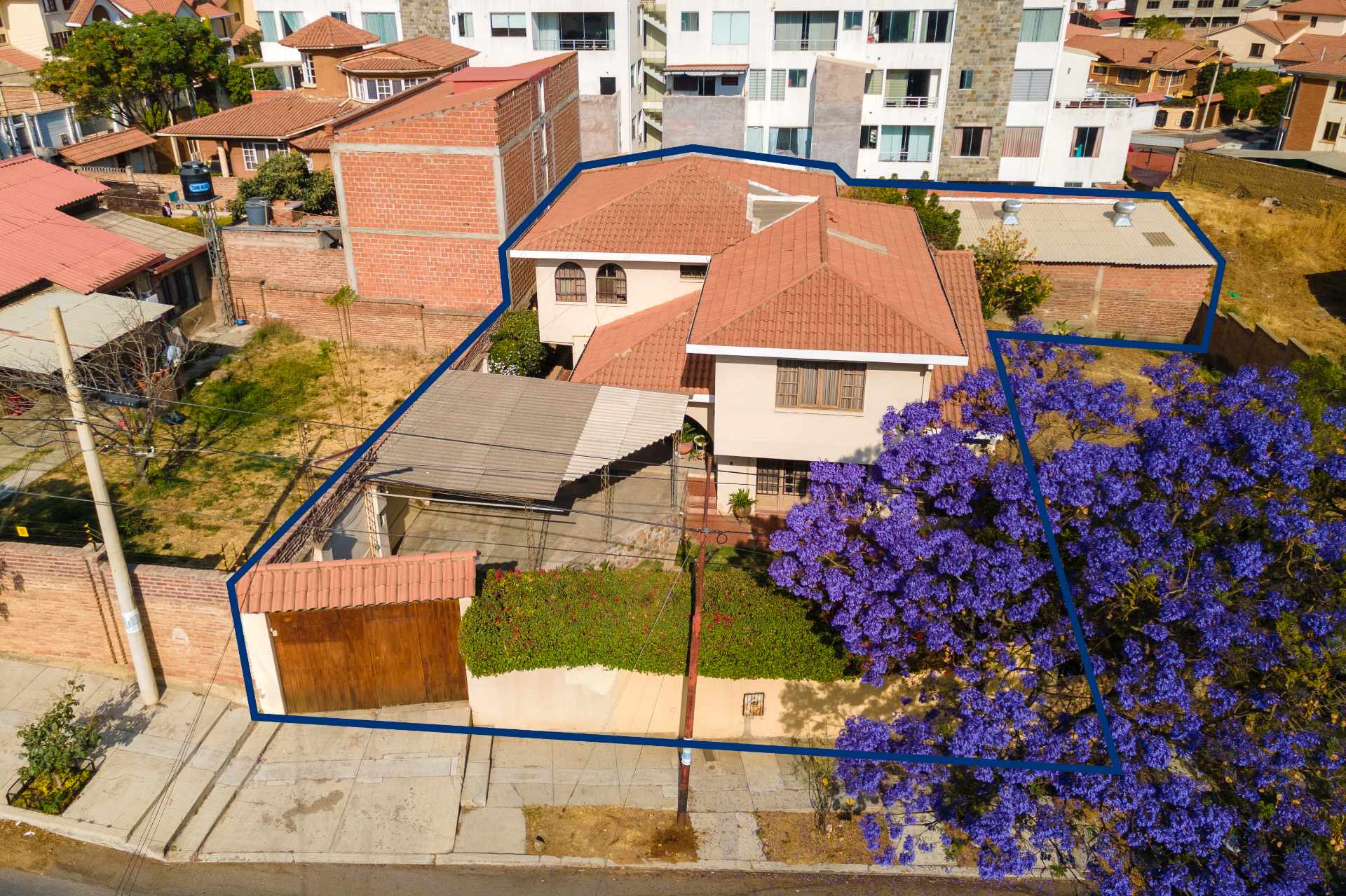 Casa en Mesadilla en Cochabamba 4 dormitorios 3 baños 3 parqueos Foto 1