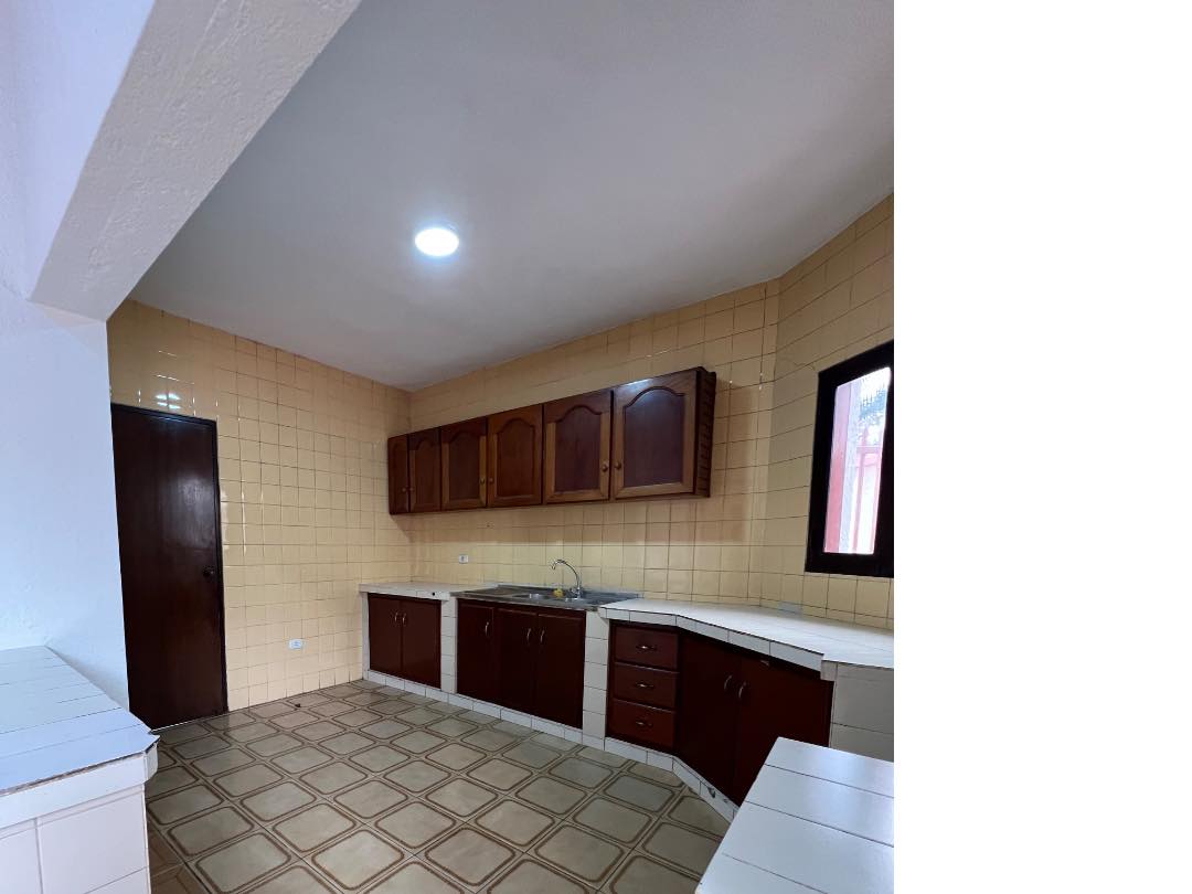Casa en Entre 3er y 4to anillo Oeste en Santa Cruz de la Sierra 6 dormitorios 3 baños 4 parqueos Foto 13