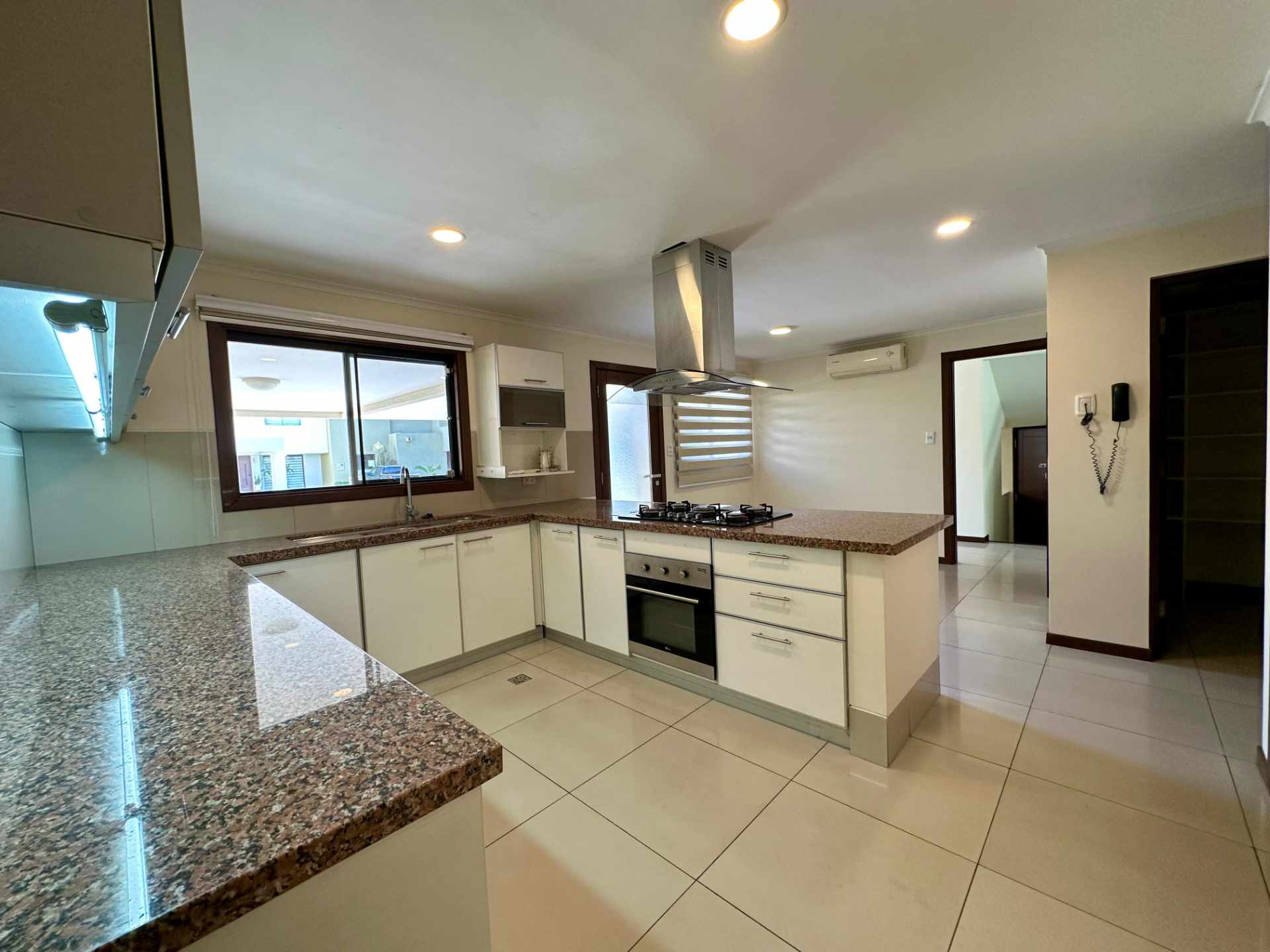 Casa en VentaURB. LA HACIENDA III CASA EN VENTA  3 dormitorios 3 baños 4 parqueos Foto 10
