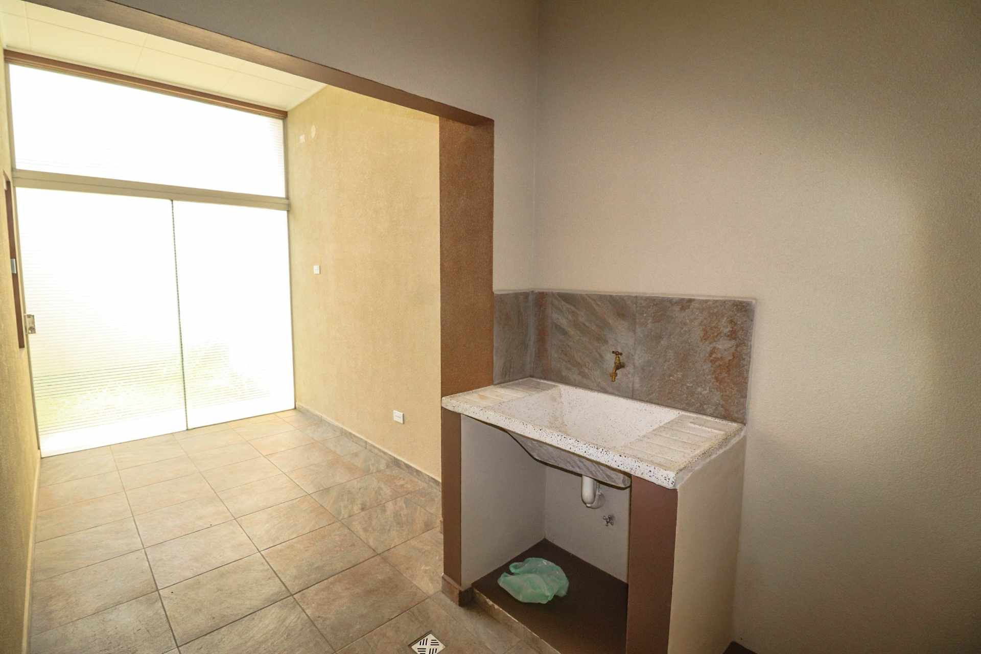 Casa en Entre 7mo y 8vo anillo Sur en Santa Cruz de la Sierra 4 dormitorios 3 baños 2 parqueos Foto 14