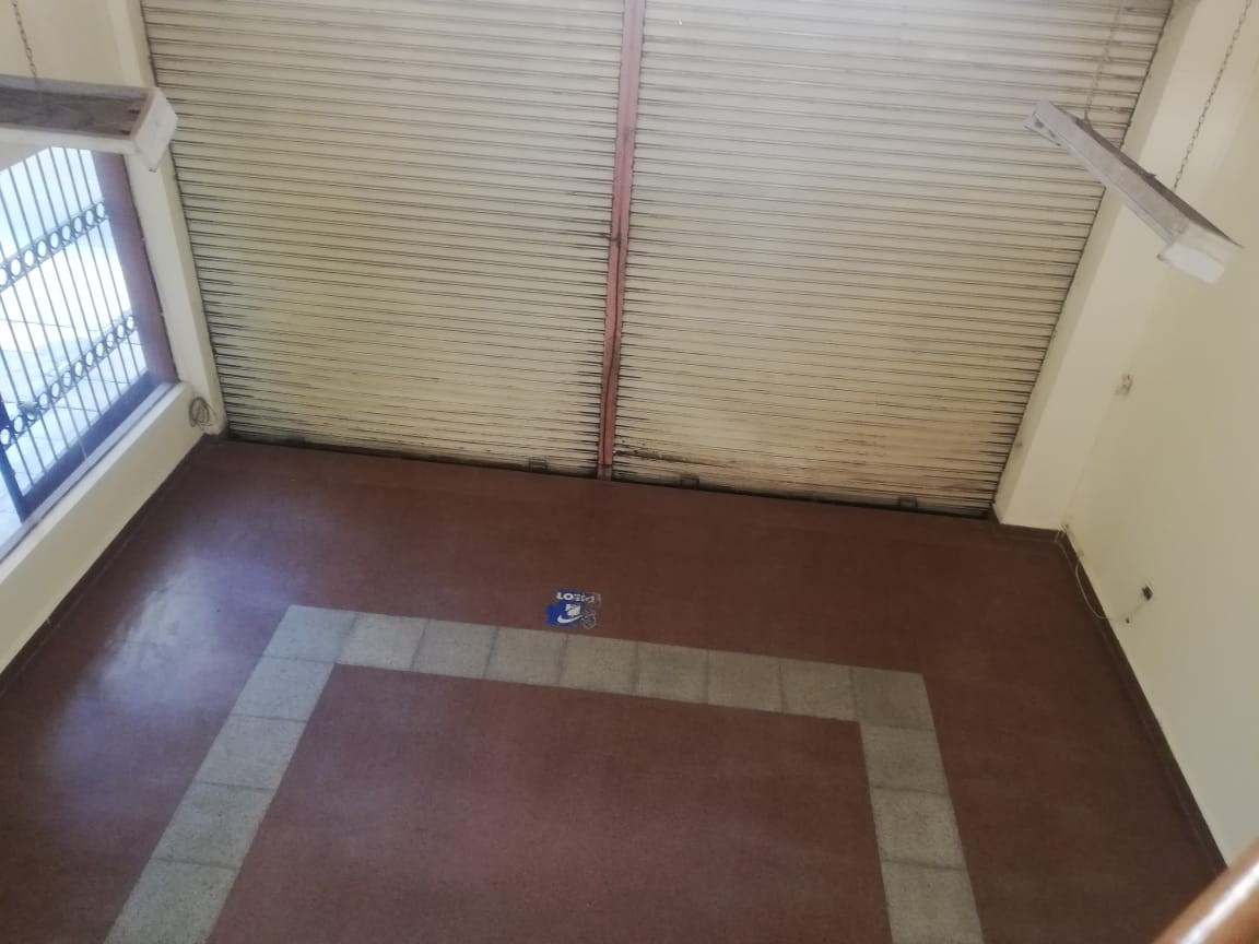 Local comercial en AlquilerCalle Sucre, entre Lanza y Antezana  1 baños  Foto 4
