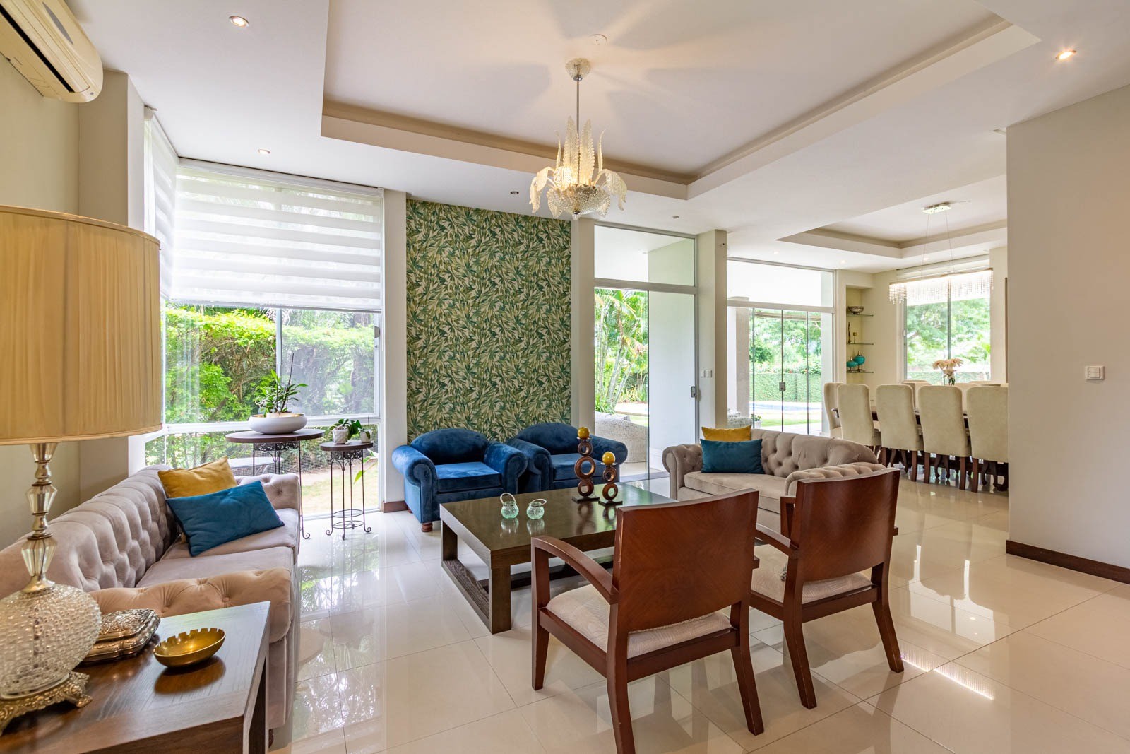 Casa URUBO CONDOMINIO JARDINES DEL URUBO 1
HERMOSA Y ELEGANTE AMOBLADA CASA EN ALQUILER !!!!
CON 4 HABITACIONES SUITE  Foto 23