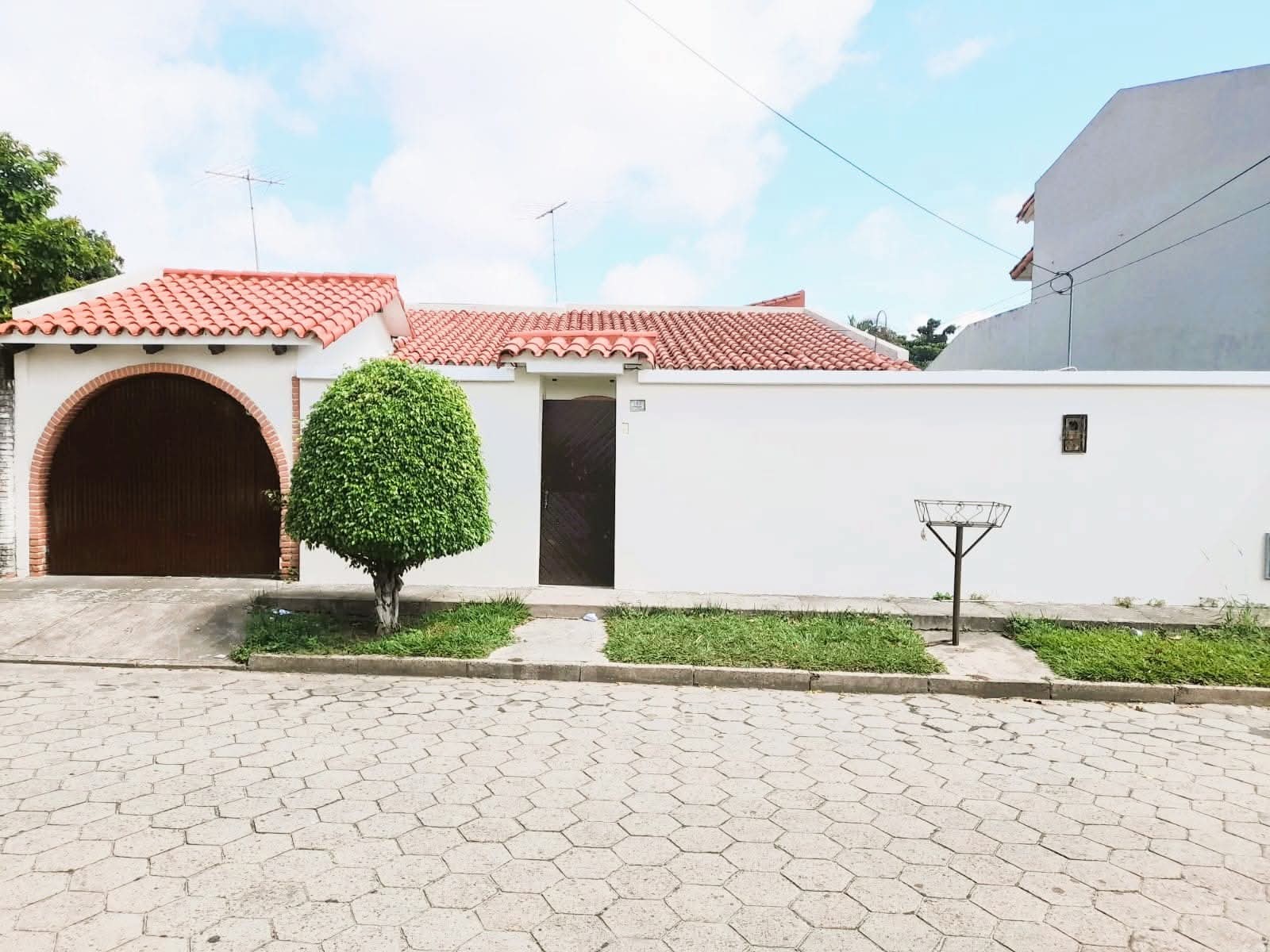 Casa en VentaZONA FERIA BARRIO LINDO Y 2DO ANILLO!! 6 HAB. Foto 2