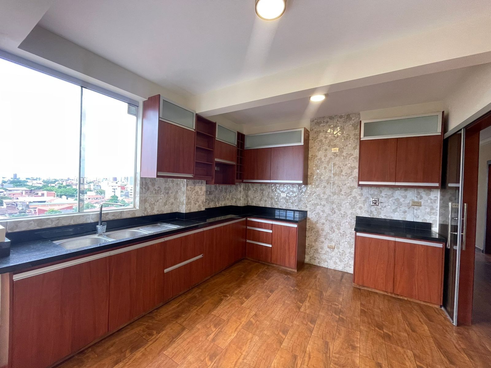 Departamento en Entre 1er y 2do anillo Norte en Santa Cruz de la Sierra 2 dormitorios 2 baños  Foto 7